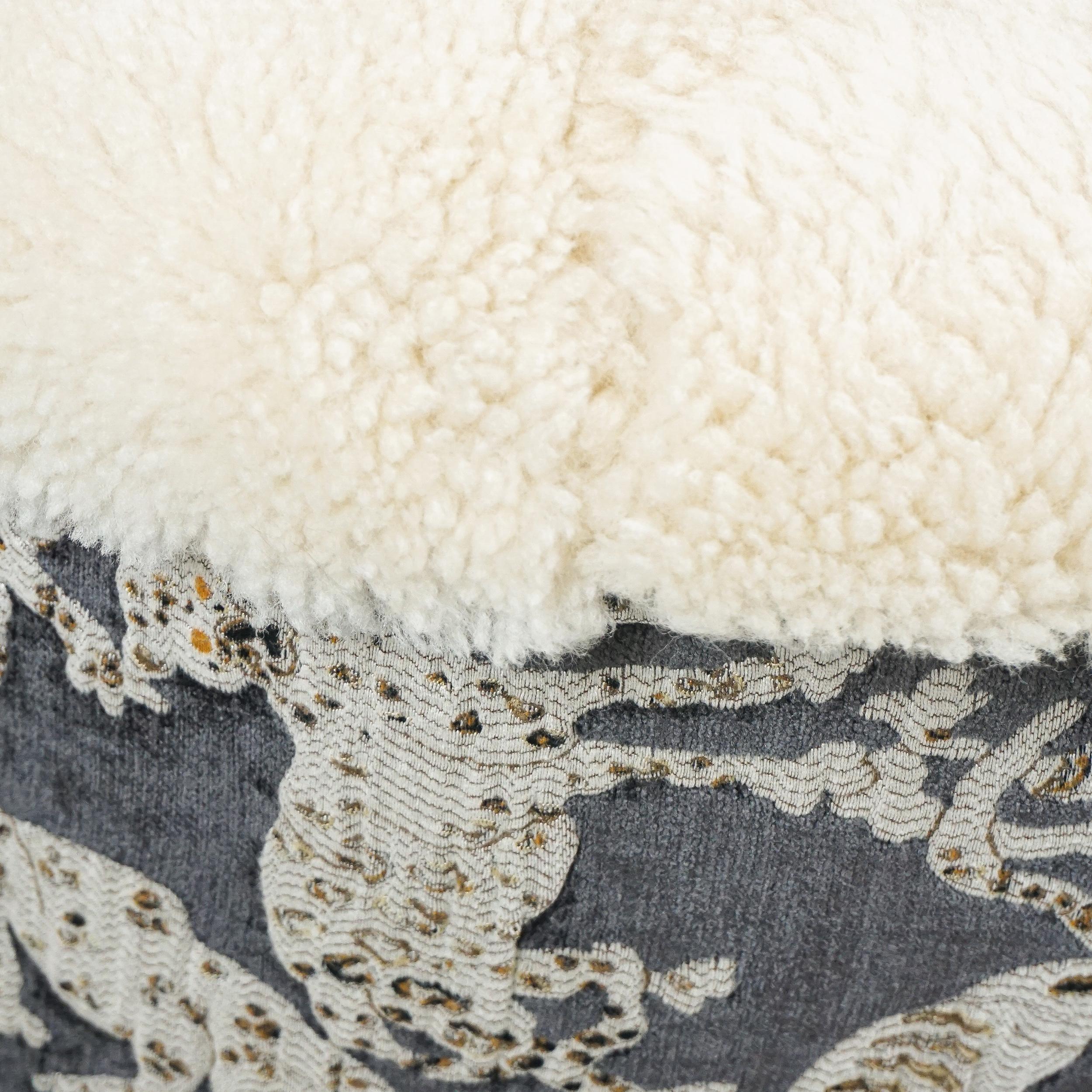Fauteuil club moderne en peau de mouton naturelle matelassée et imprimé grand chat avec pieds en bois en vente 8