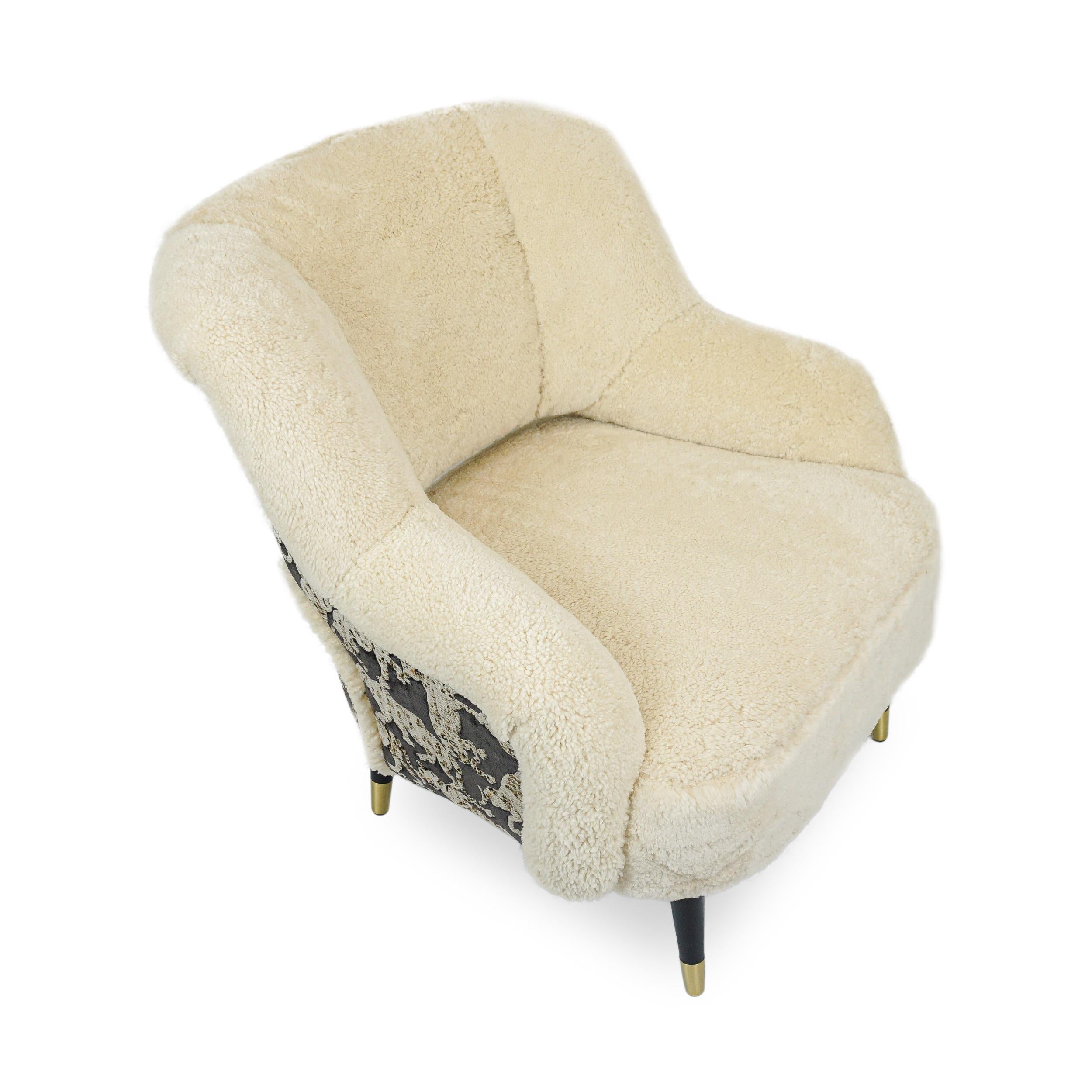 Ce fauteuil à la fois confortable et moderne est recouvert de shearling naturel à l'intérieur et sur l'assise, et d'un magnifique imprimé matelassé de gros chat de Jim Thompson à l'extérieur. Les pieds élégants, d'inspiration mid-century modern,