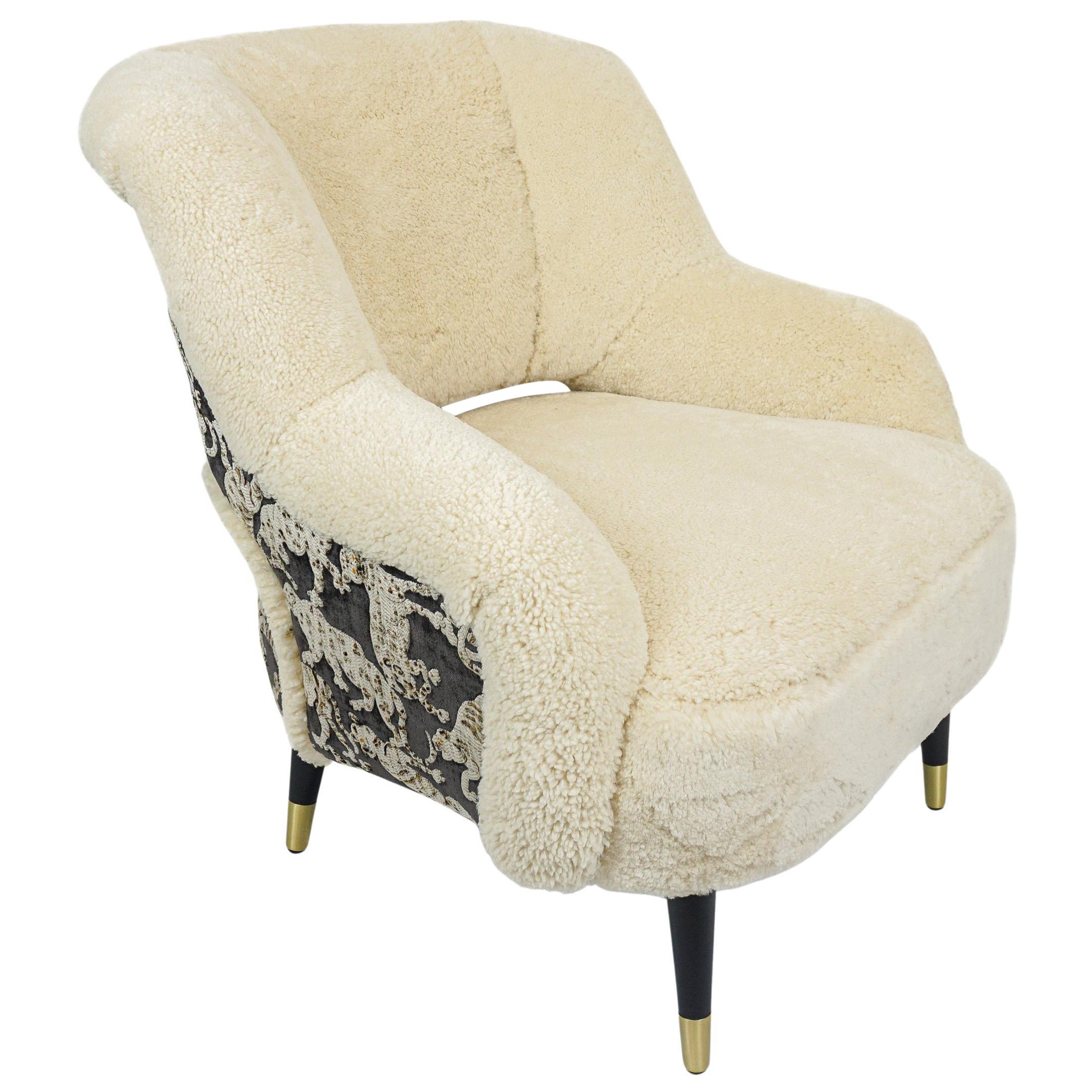 Moderner moderner Clubsessel aus natürlichem Shearling und gestepptem Big Cat Print mit Holzbeinen