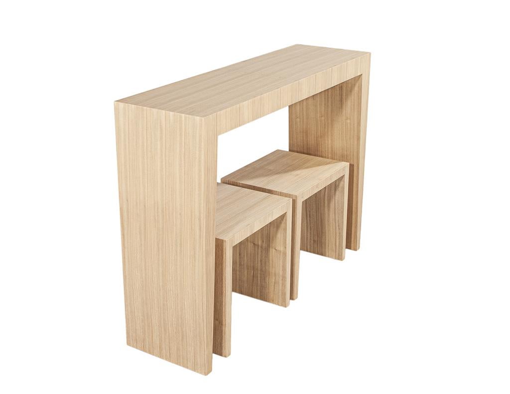 Modern Natural Walnut Console Set with Stools In Excellent Condition For Sale In North York, ON