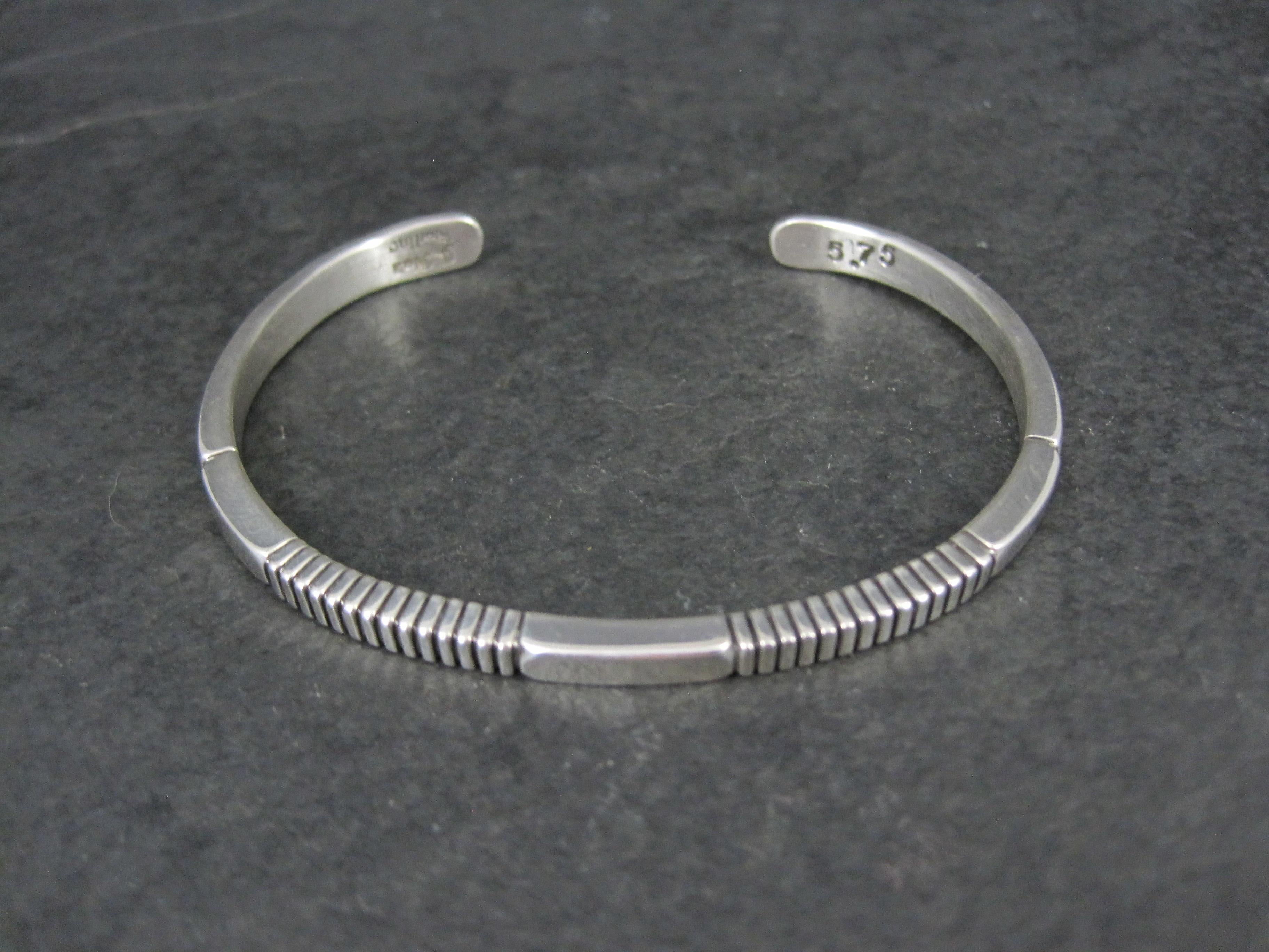 Modernes Navajo-Manschettenarmband aus Sterlingsilber 6.25 Zoll Jonathan Nez (Indigene Kunst (Nord-/Südamerika))
