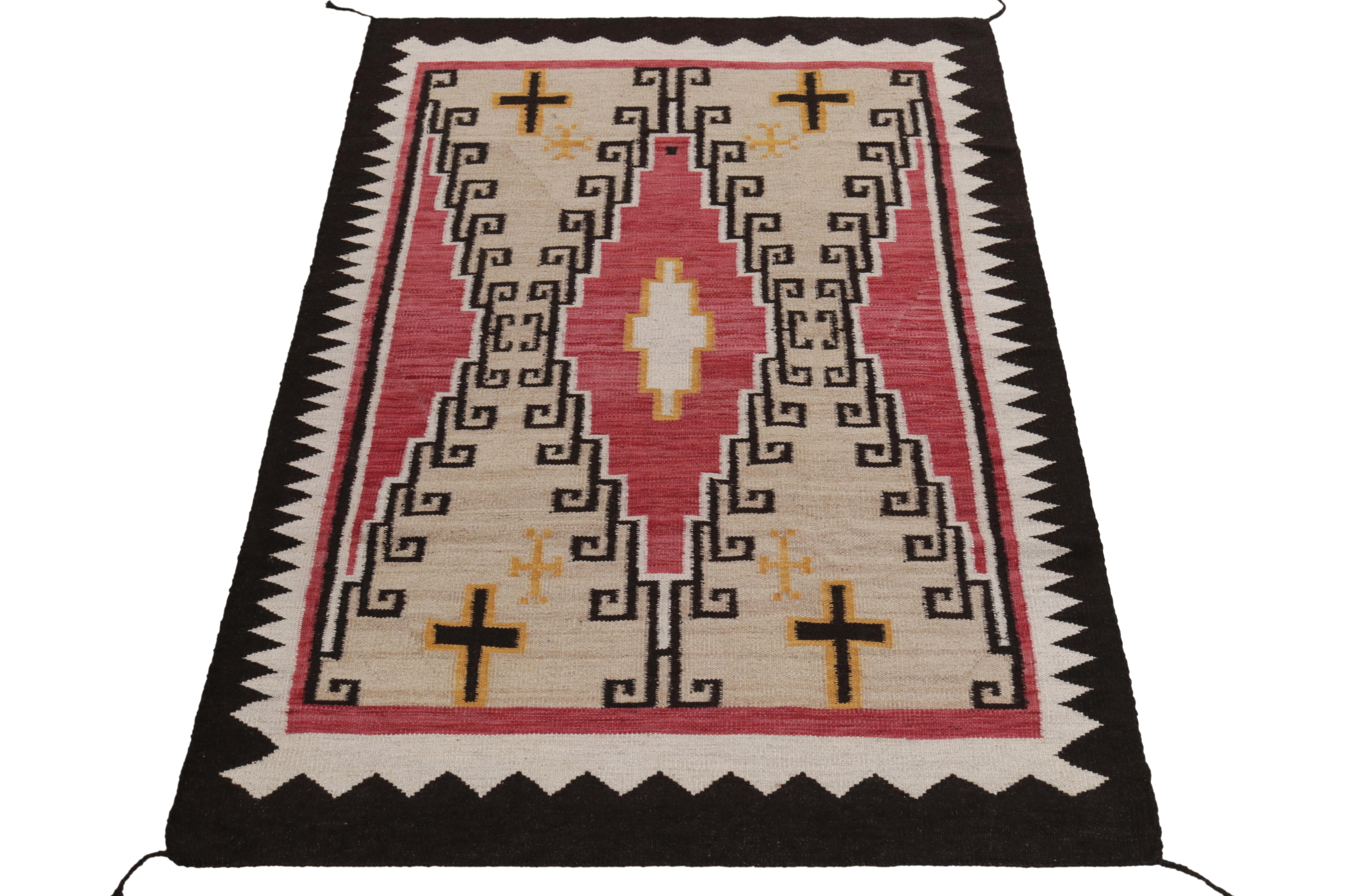 Dieser handgewebte Teppich aus hochwertiger Wolle (5x8) ist eine Ode an den Navajo-Kilim, die Stammesempfindungen mit einer klaren, modernen Ästhetik verbindet. Inspiriert von den Flachgeweben desselben Stammes aus den 1920er Jahren zeigt dieser