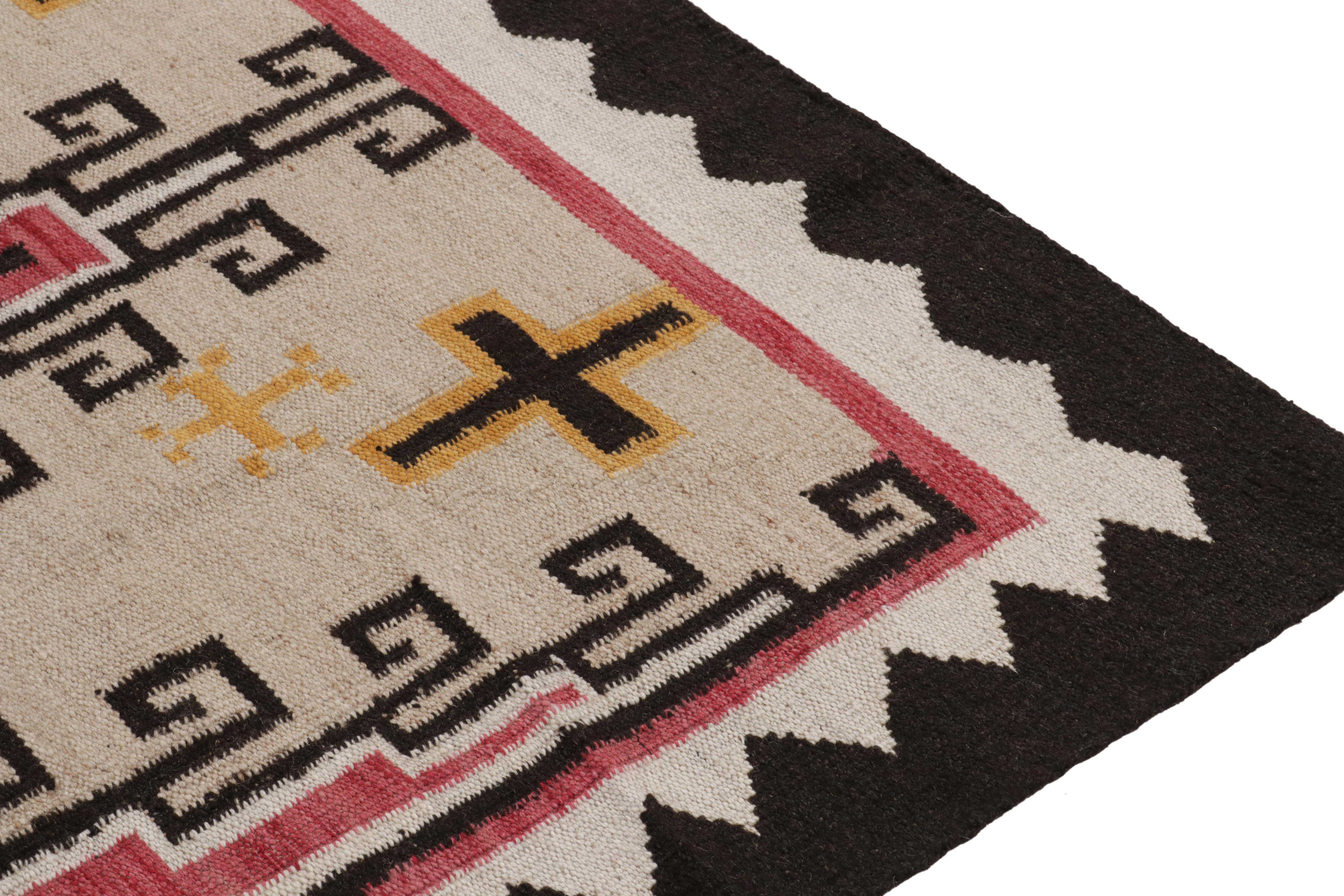Moderner Navajo-Stammes-Kilim-Teppich in Rot, Beige-Braun und Off-White mit geometrischem Muster (Handgeknüpft) im Angebot