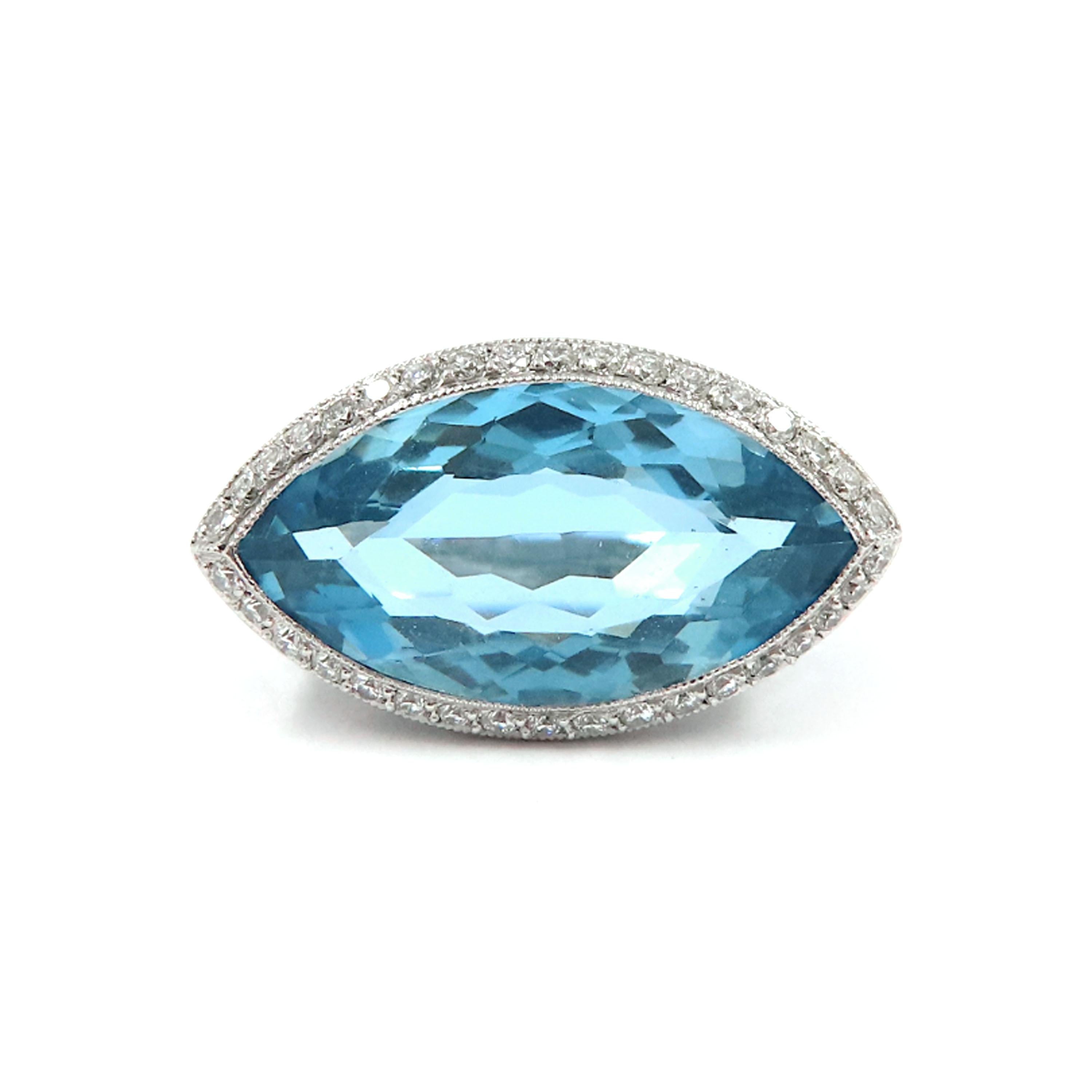 Modern Navette Aquamarine, Diamond and Platinum Ring, 4.69 Carats In Excellent Condition For Sale In London, GB