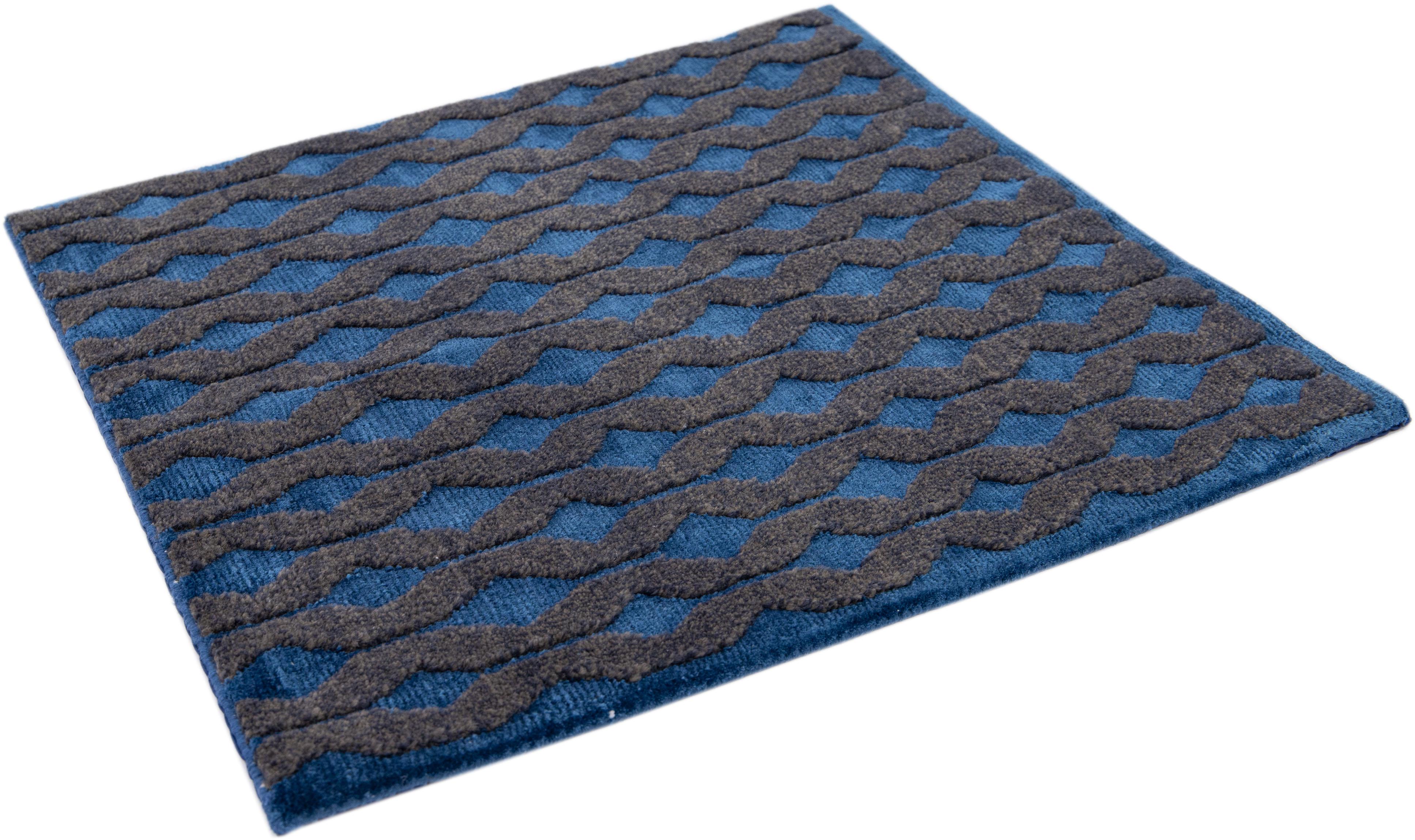 Annodato a mano Tappeto moderno in lana su misura geometrico fatto a mano di colore blu navy in vendita