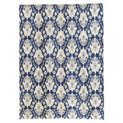Moderner marineblauer Ikat-Teppich, Contemporary Elegance trifft auf Global Chic