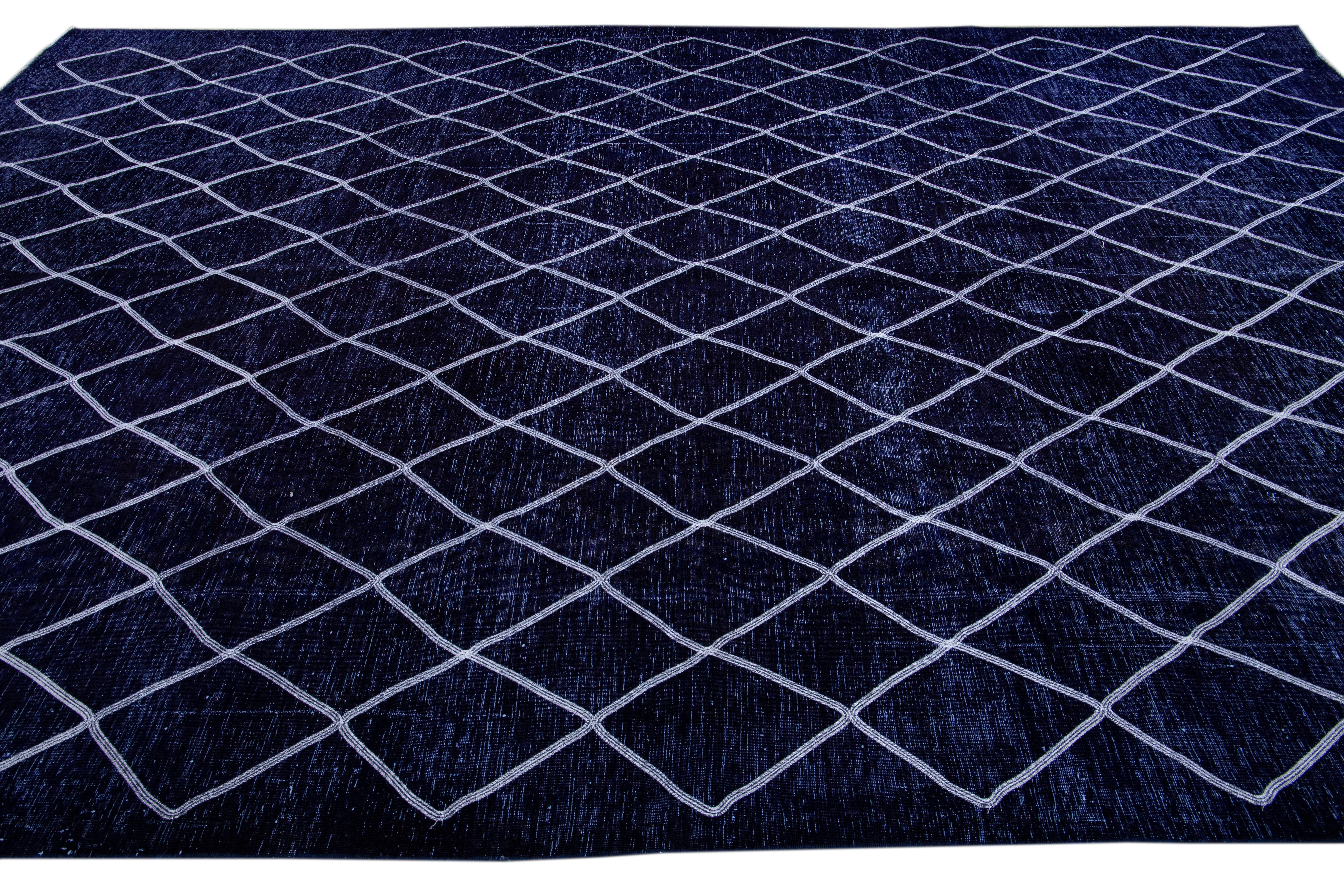Moderner moderner türkischer handgefertigter Wollteppich in Marineblau mit Diamant-Trellis-Design (Handgeknüpft) im Angebot