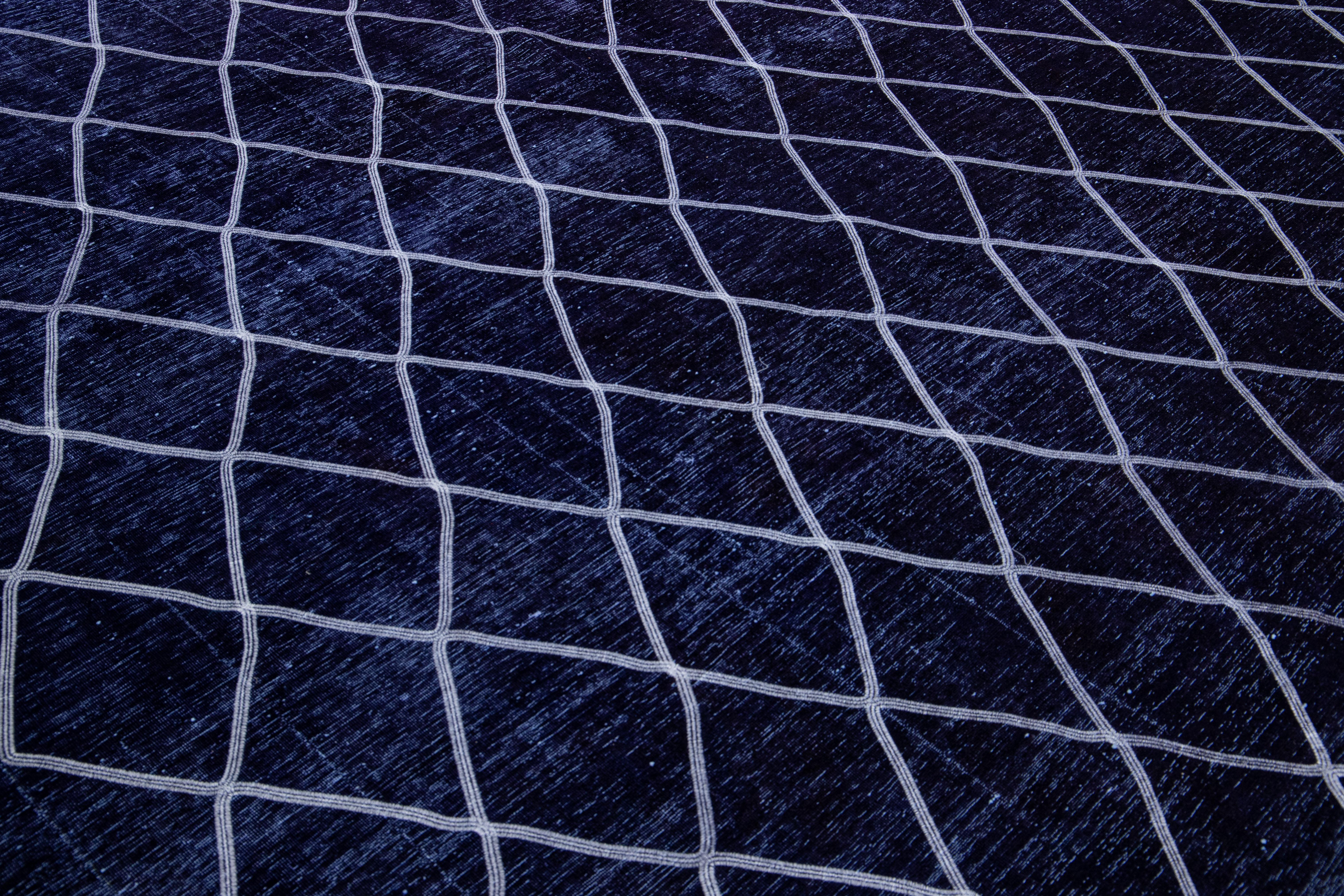 Moderner moderner türkischer handgefertigter Wollteppich in Marineblau mit Diamant-Trellis-Design im Angebot 1