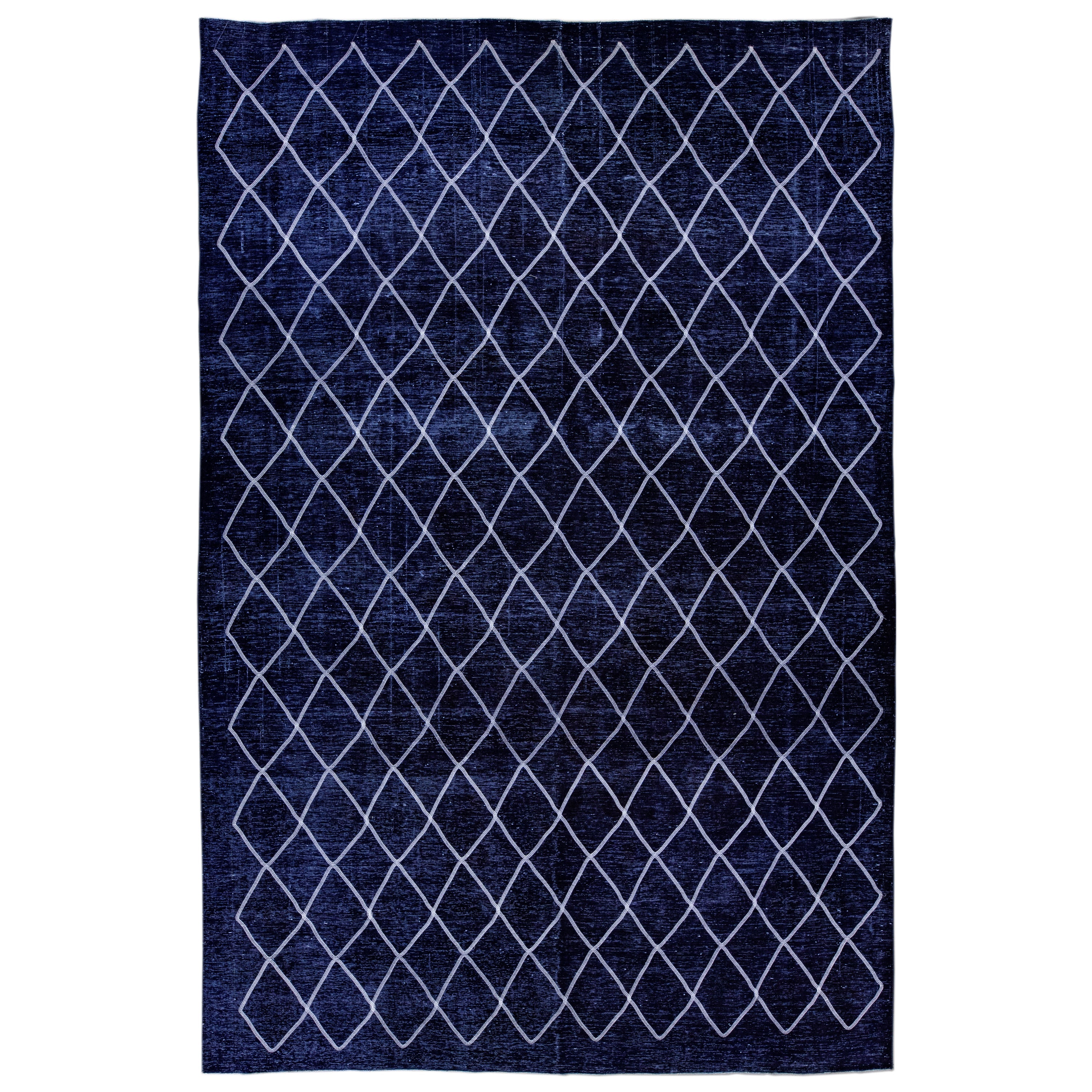 Moderner moderner türkischer handgefertigter Wollteppich in Marineblau mit Diamant-Trellis-Design