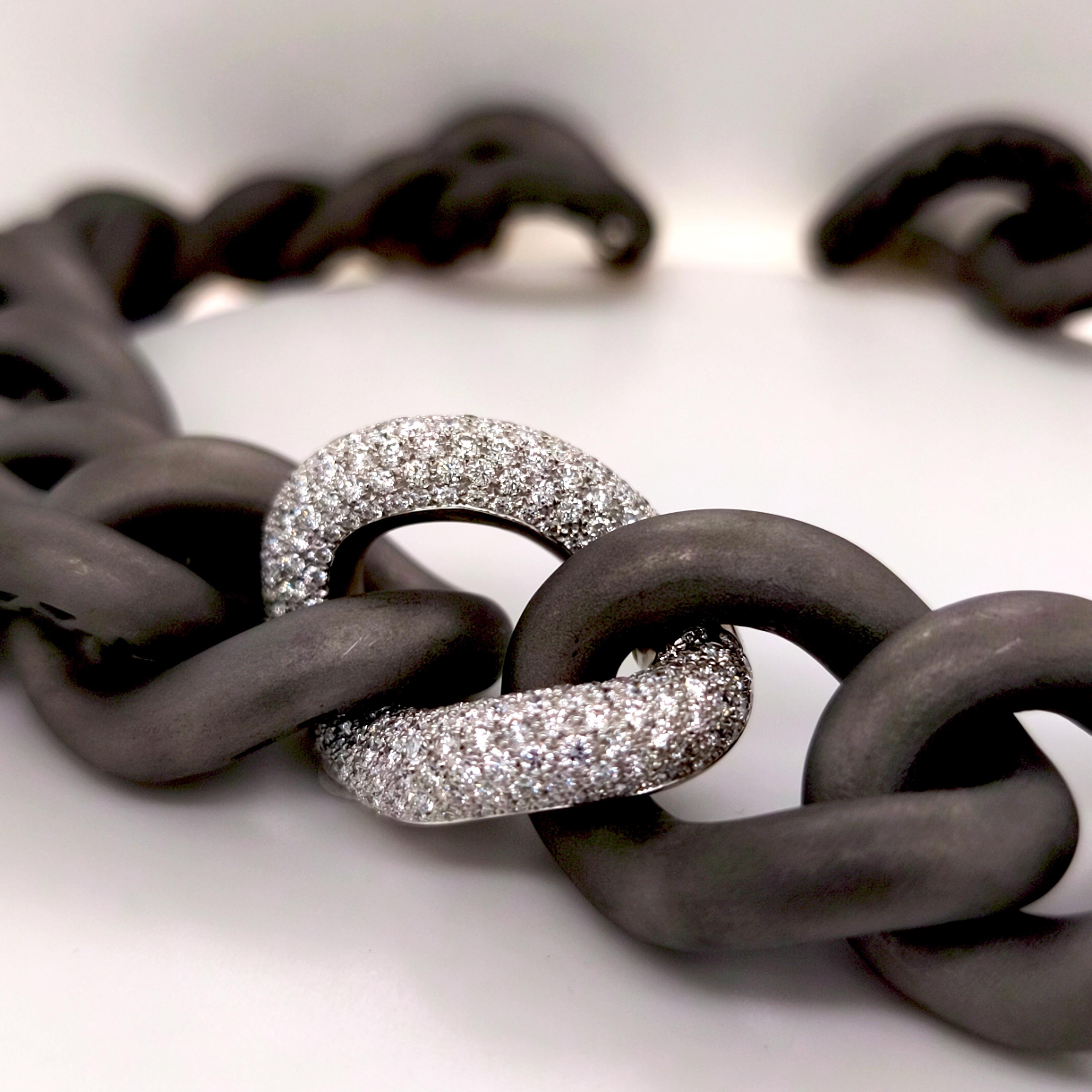 Gourmette necklace composed of 19 titanium elements and an 18kt white gold element weighing 13 g that features 240 extra white brilliant-cut diamonds for a total weight of 4.05 ct.
This is a necklace with a modern, architectural design, made with