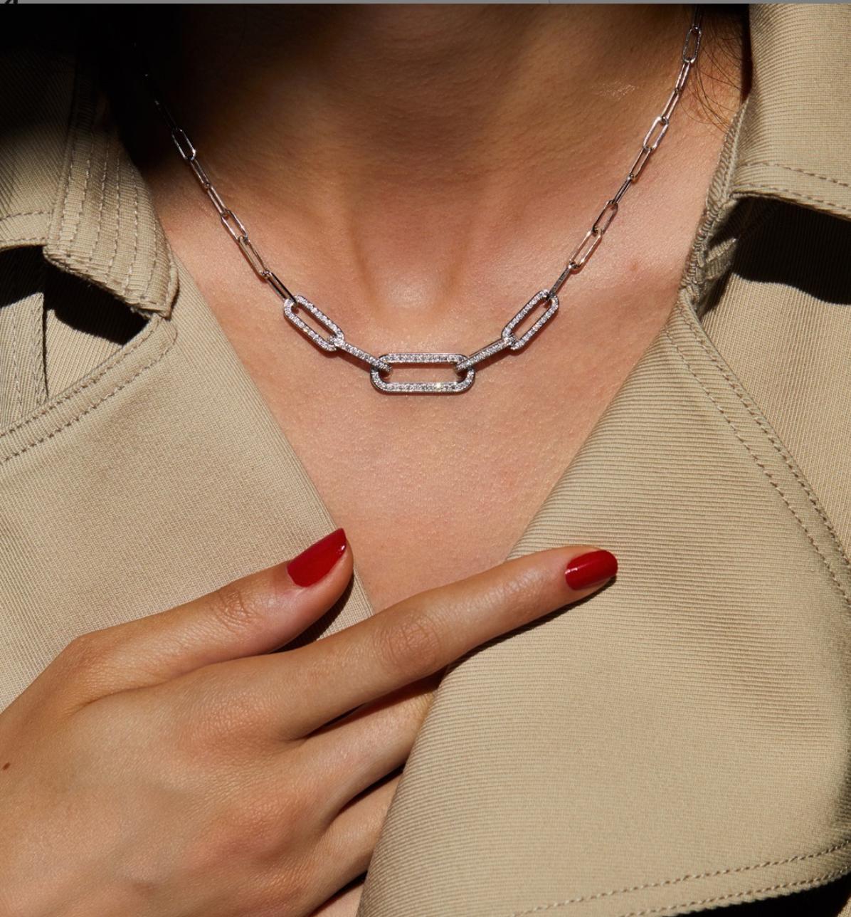 18 karat white gold necklace made by the French jeweller Dinh van.

The simplicity of a shape, Dinh Van's creative touch. This Maillon necklace opts for refinement. Graduated links, 5 links are set with 0.81ct carats of diamonds.

Total length of