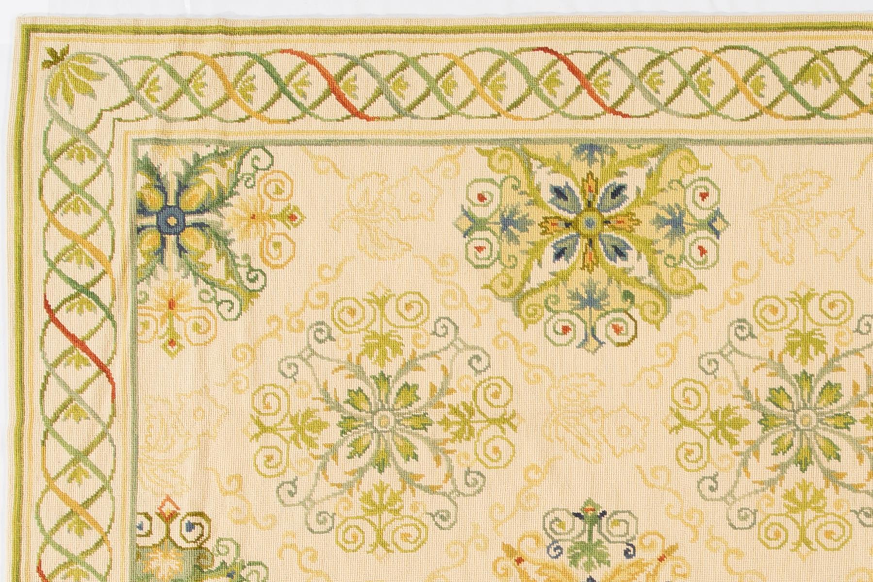 Tapis moderne portugais à points d'aiguille avec un motif floral sur toute la surface. Cette pièce présente de fins détails, de superbes couleurs et un beau design. Ce serait l'ajout parfait à votre maison. Ce tapis mesure 8'11