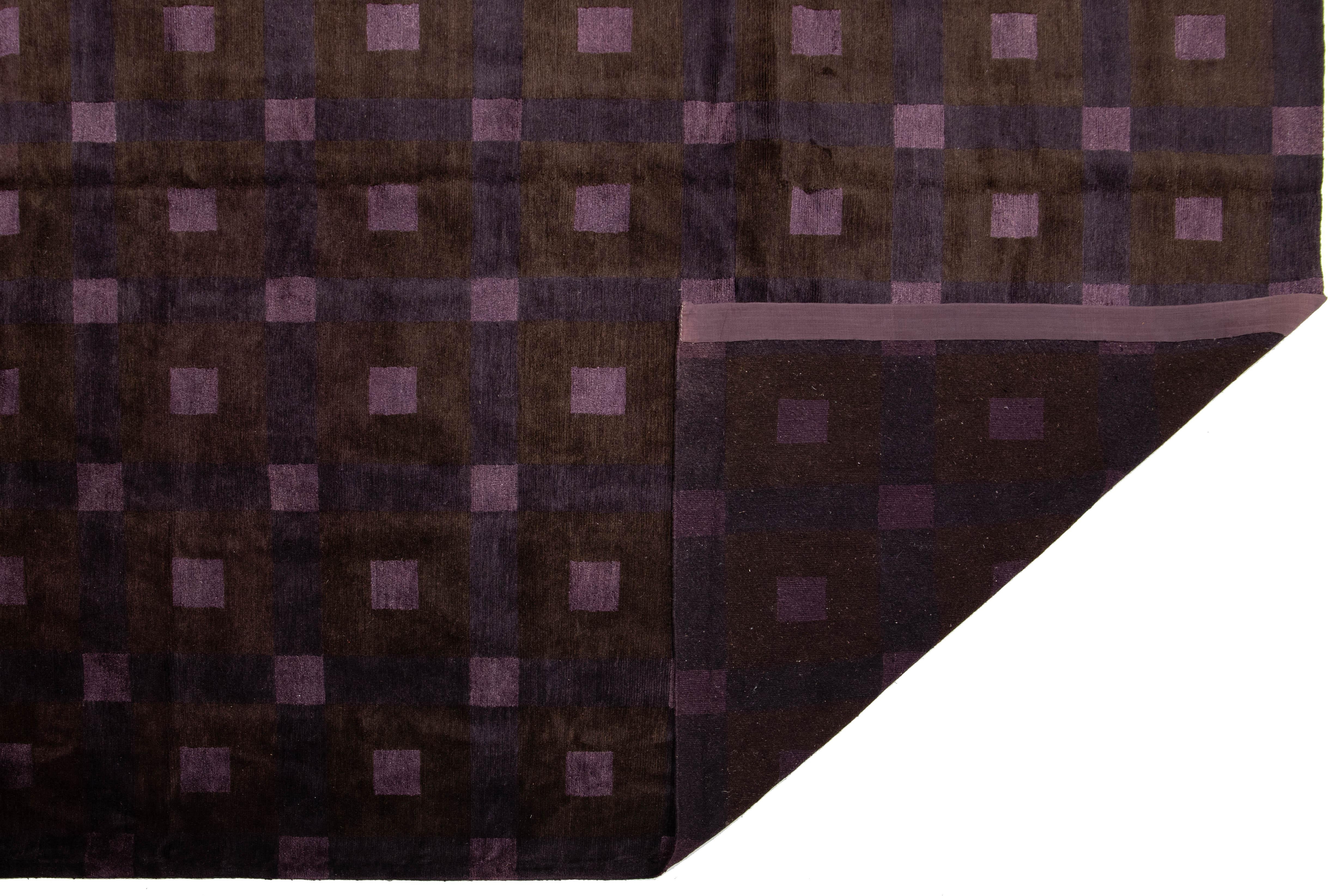 Moderne Tapis népalais moderne carré en laine et soie à motifs géométriques en violet et marron en vente