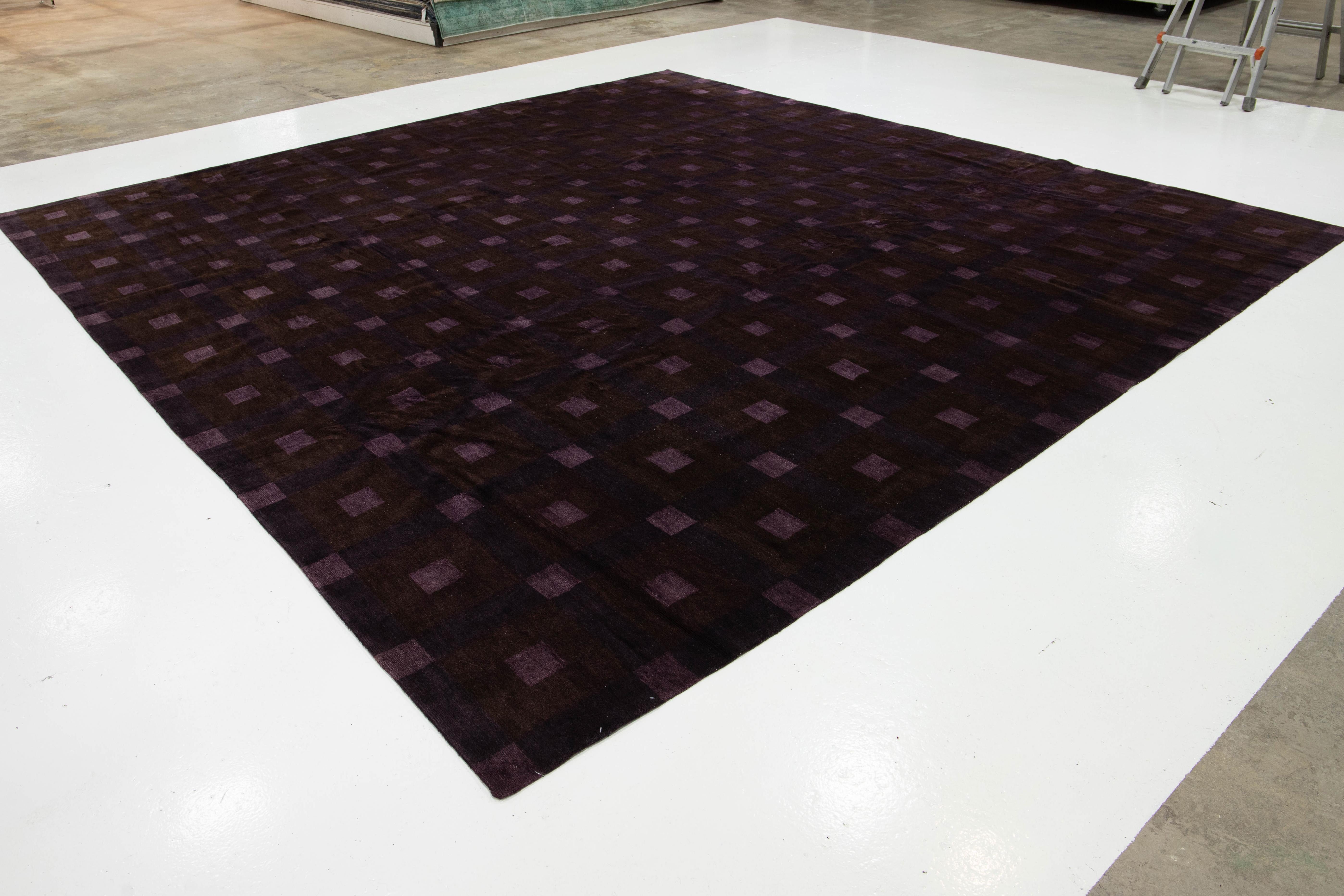 Népalais Tapis népalais moderne carré en laine et soie à motifs géométriques en violet et marron en vente