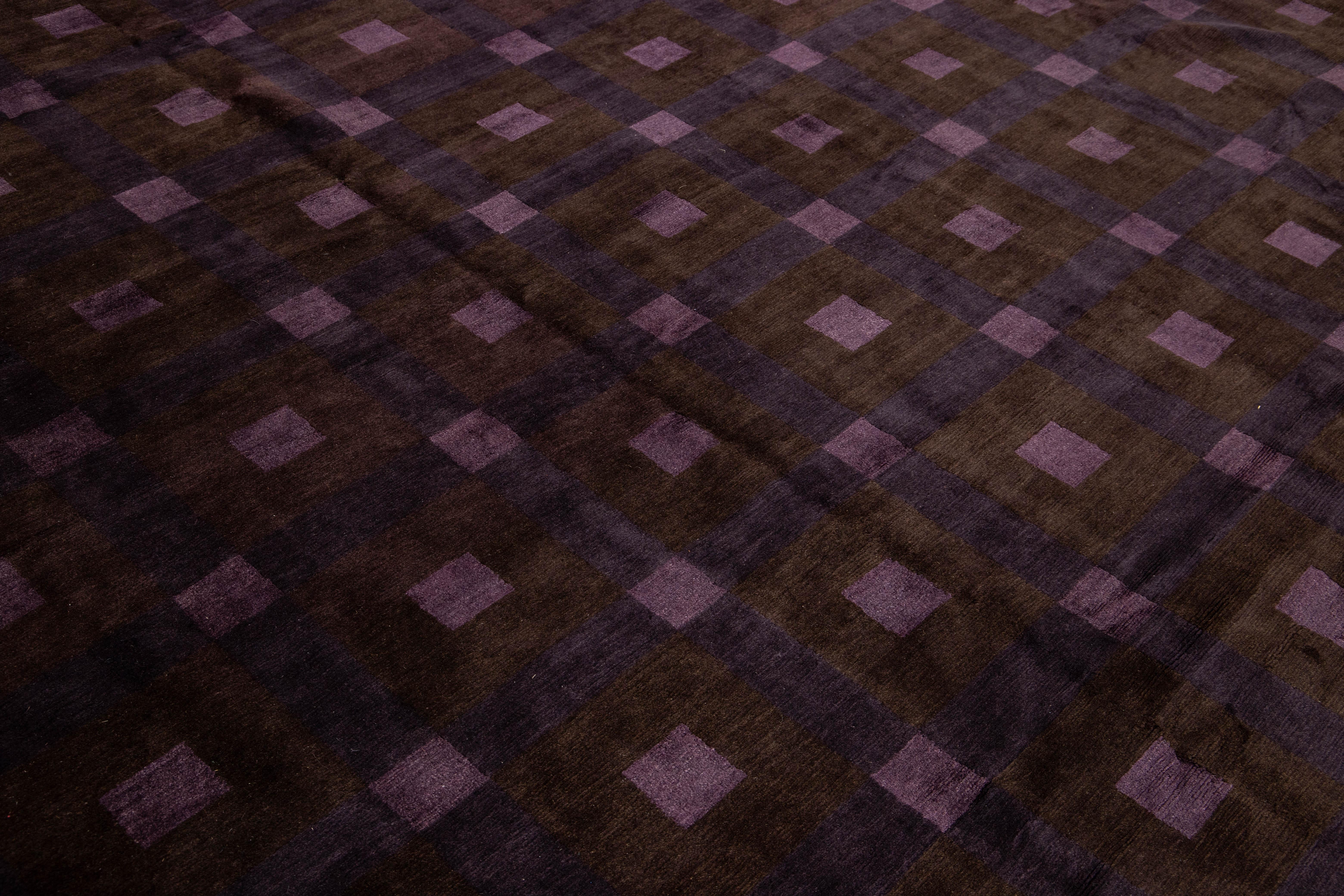Noué à la main Tapis népalais moderne carré en laine et soie à motifs géométriques en violet et marron en vente