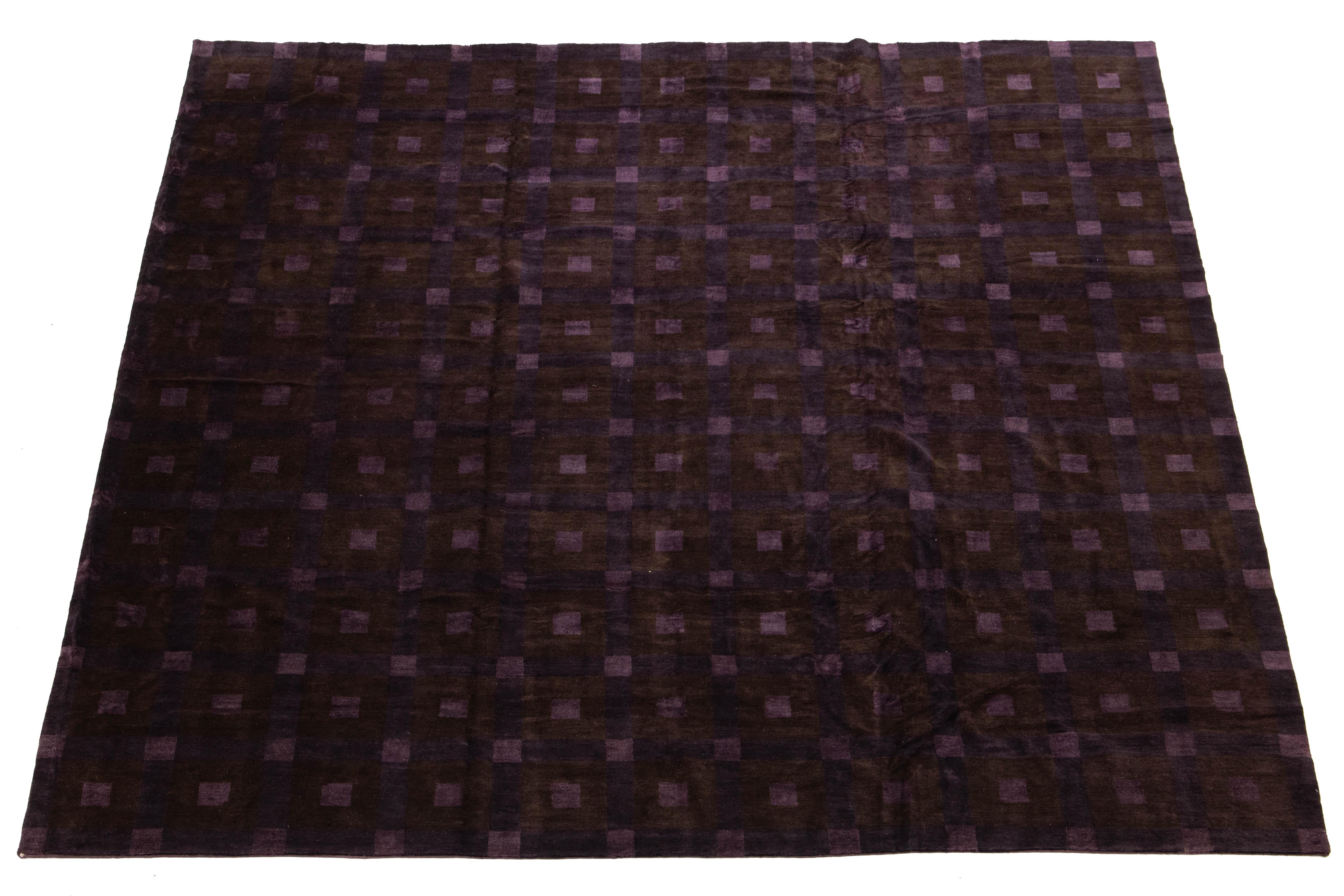 Tapis népalais moderne carré en laine et soie à motifs géométriques en violet et marron Neuf - En vente à Norwalk, CT