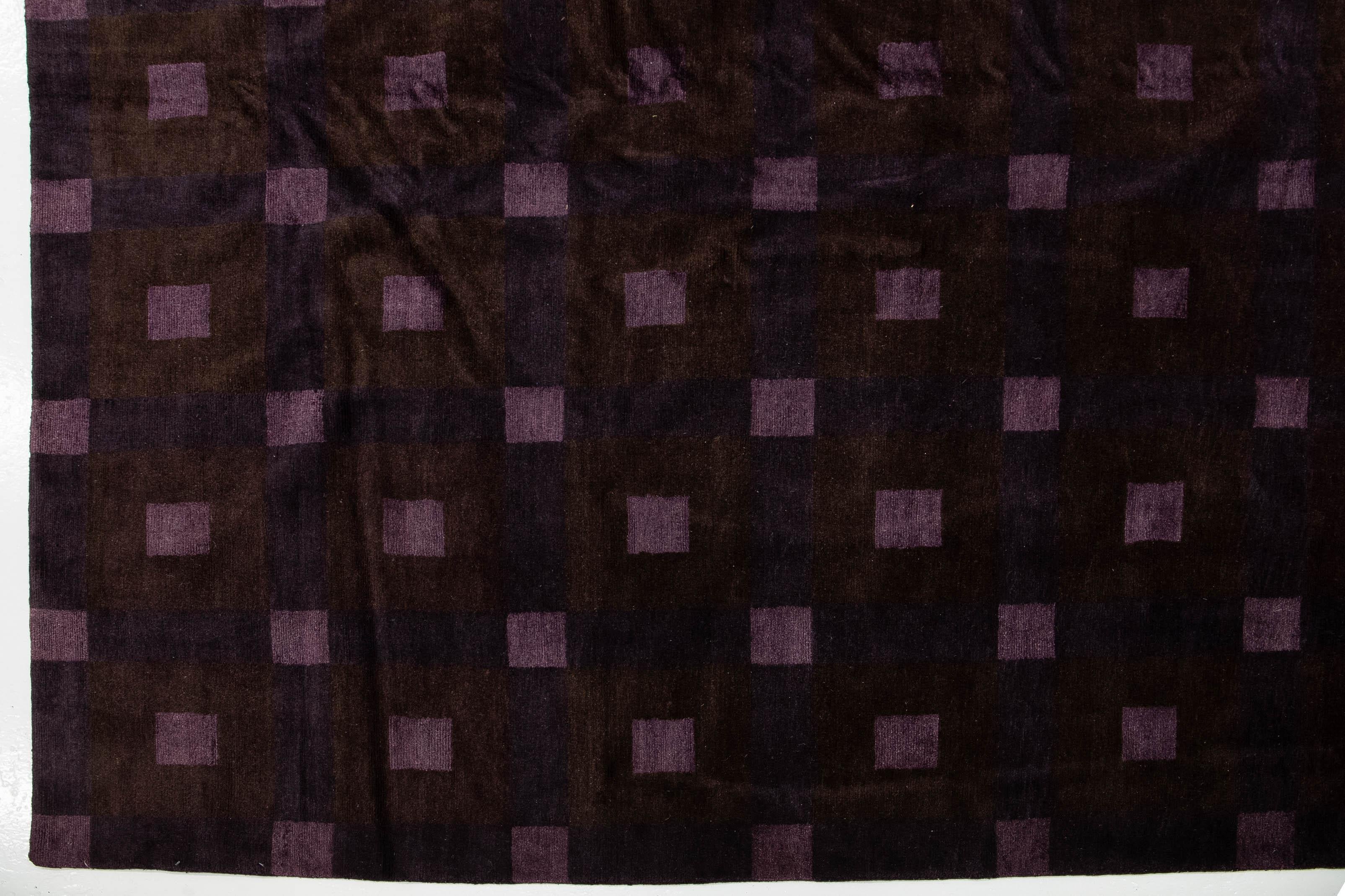 XXIe siècle et contemporain Tapis népalais moderne carré en laine et soie à motifs géométriques en violet et marron en vente