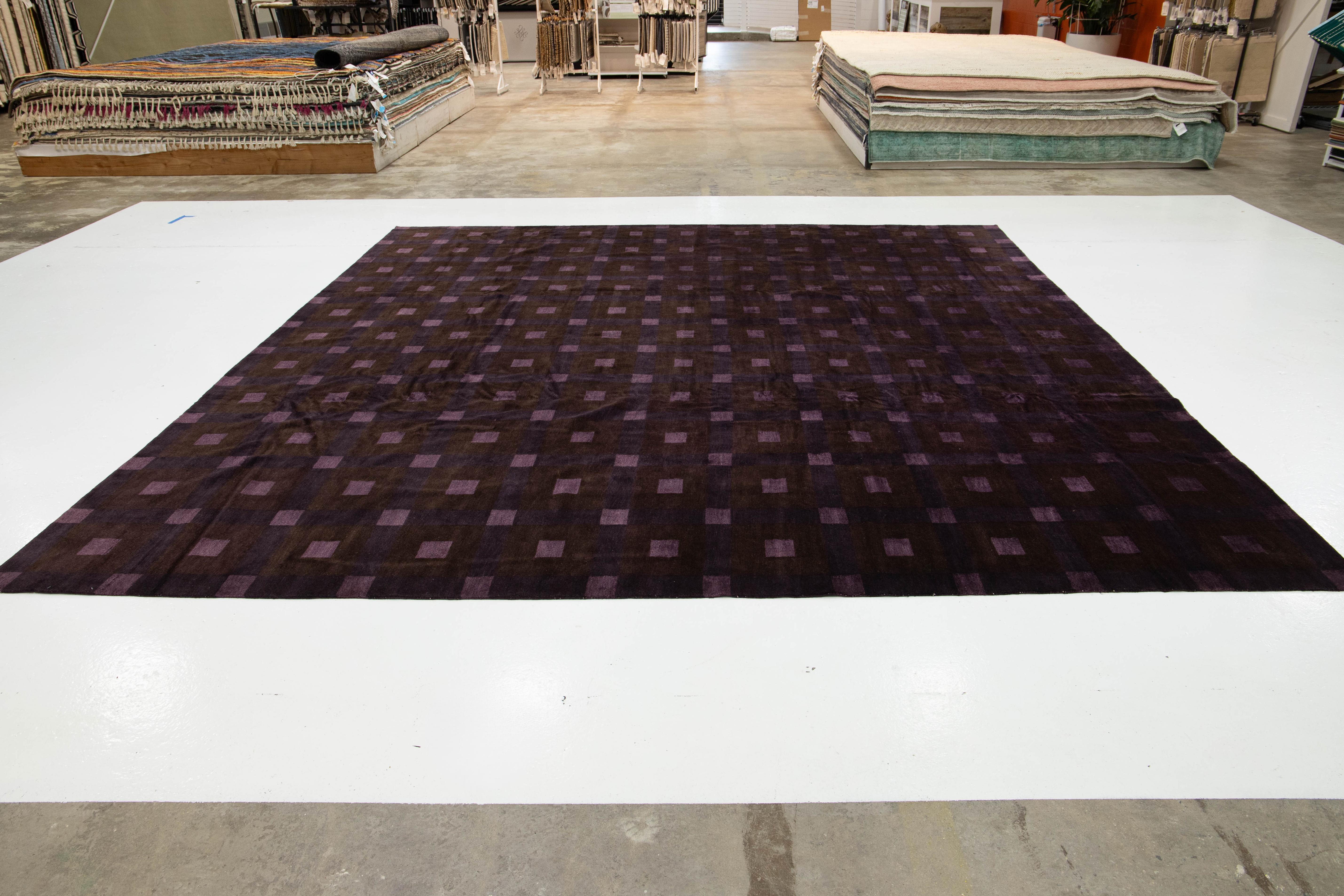 Laine Tapis népalais moderne carré en laine et soie à motifs géométriques en violet et marron en vente