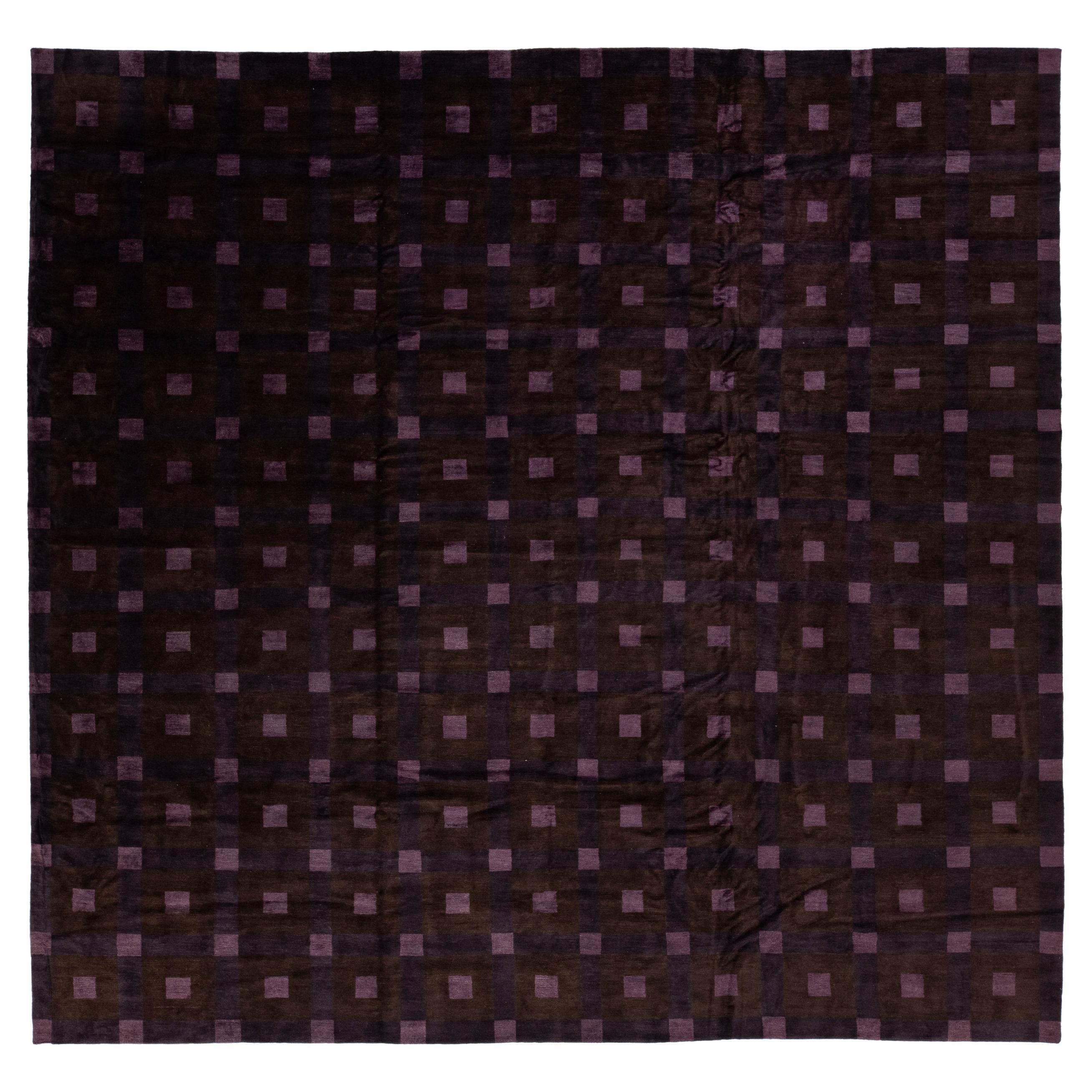 Tapis népalais moderne carré en laine et soie à motifs géométriques en violet et marron en vente
