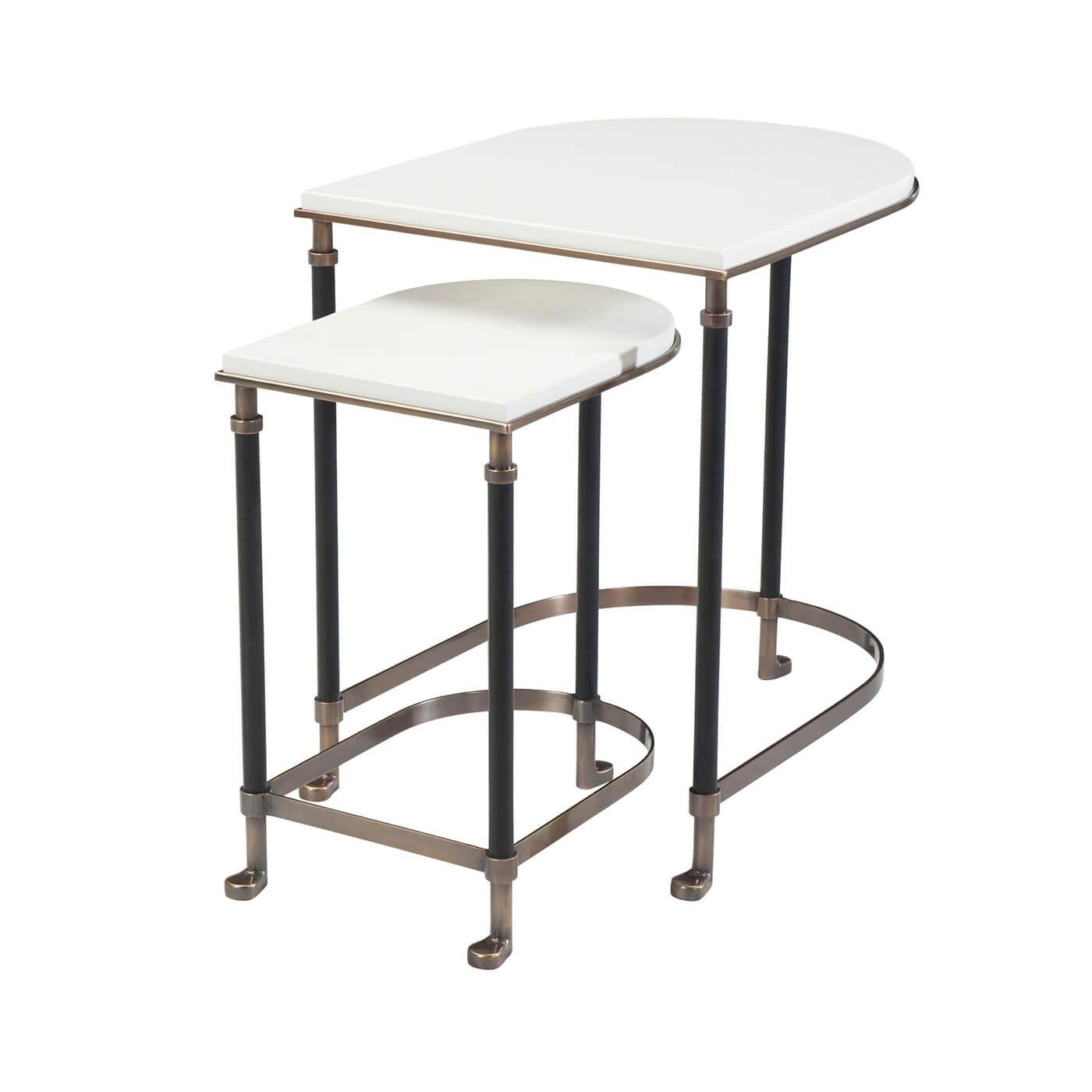 Ensemble moderne de deux tables gigognes avec structure en laiton, plateaux en laque ivoire et supports gainés de cuir. 

Dimensions : 20