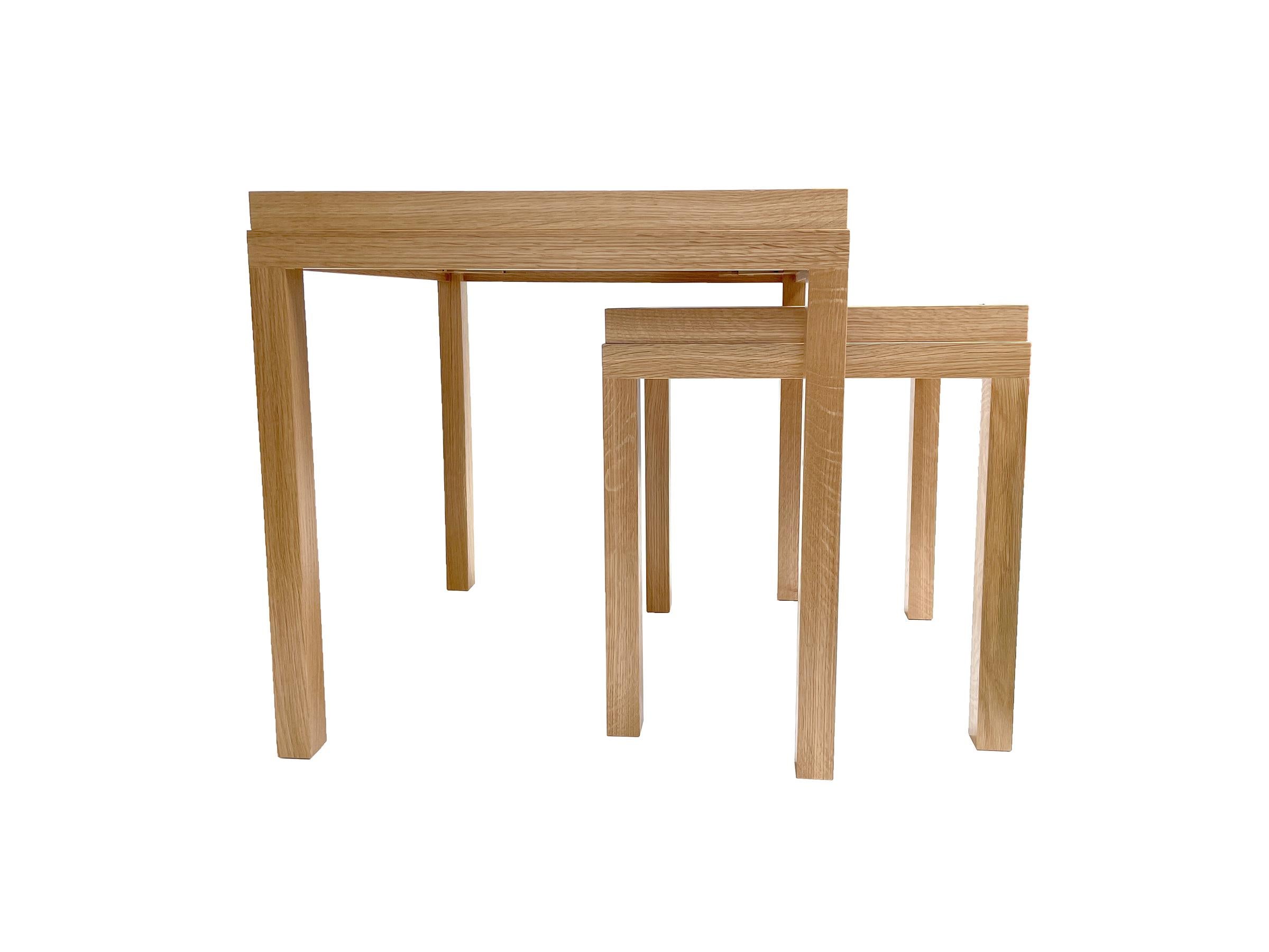 Wir stellen die Mystic Nesting Tables von Ercole Home vor - ein exquisites Tischset, das die perfekte Kombination aus moderner Schlichtheit und raffinierter, zeitloser Eleganz darstellt. Die sauberen und modernen Sockel sind aus naturbelassenem