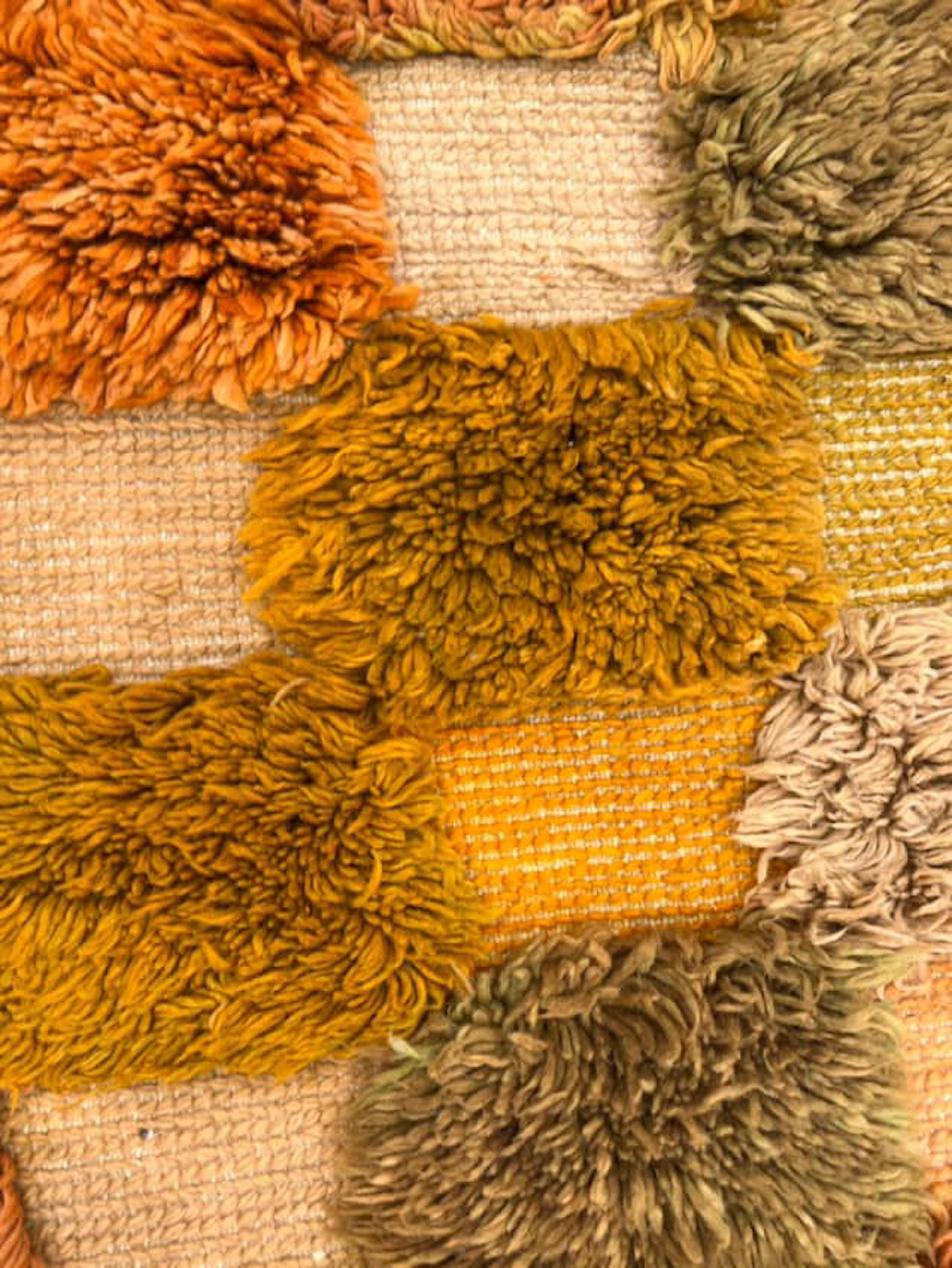 Moderner neutral-marokkanischer Beni M'Rirt-Teppich aus Wolle mit strukturiertem kariertem, kariertem Design im Angebot 6