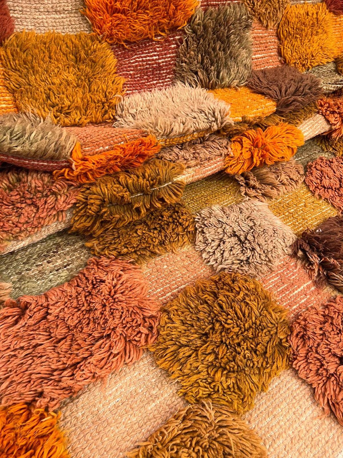 Moderner neutral-marokkanischer Beni M'Rirt-Teppich aus Wolle mit strukturiertem kariertem, kariertem Design (21. Jahrhundert und zeitgenössisch) im Angebot
