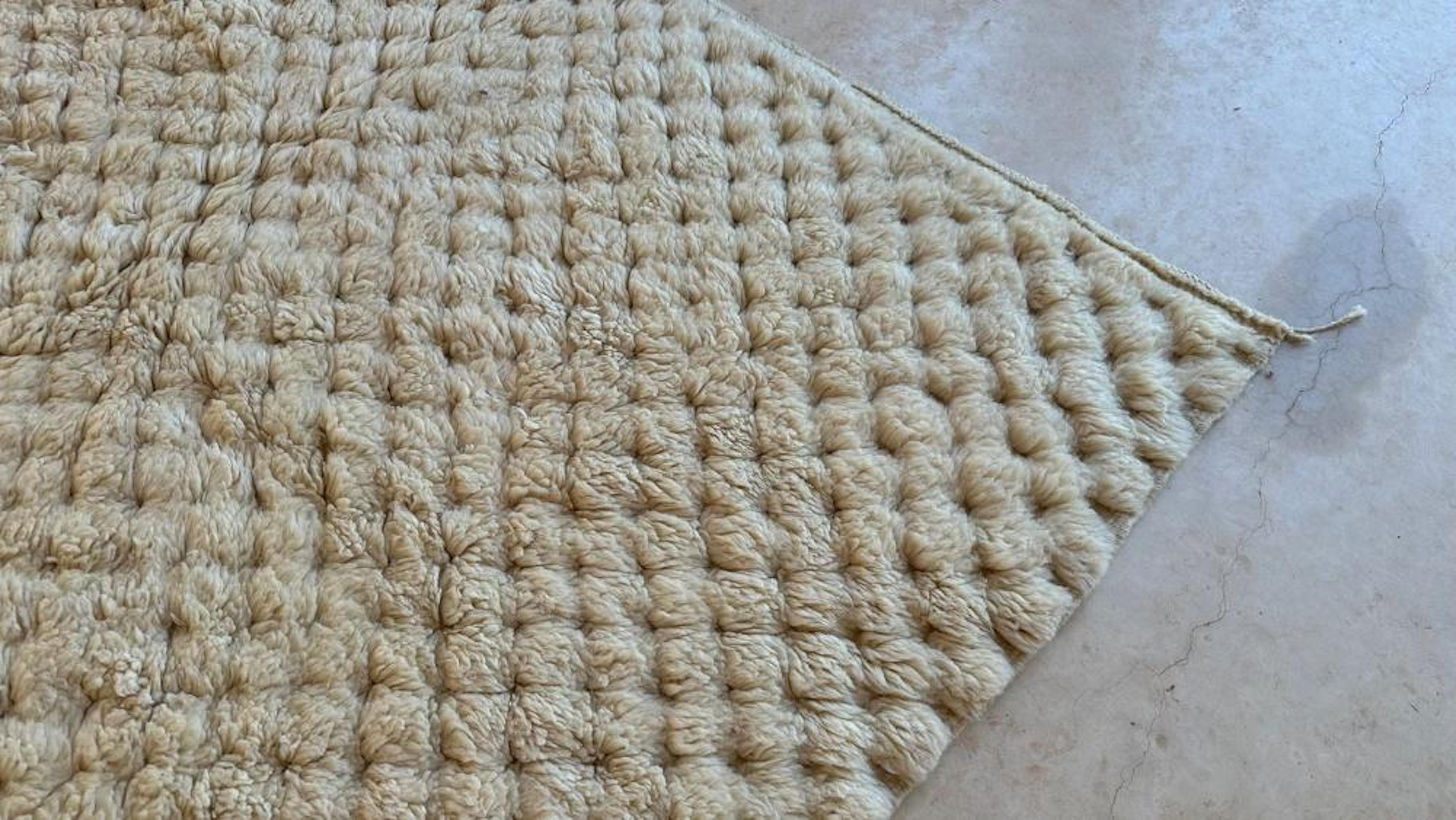 Moderner neutral-marokkanischer Beni M'Rirt-Teppich aus cremefarbener Wolle mit strukturiertem Design im Angebot 4