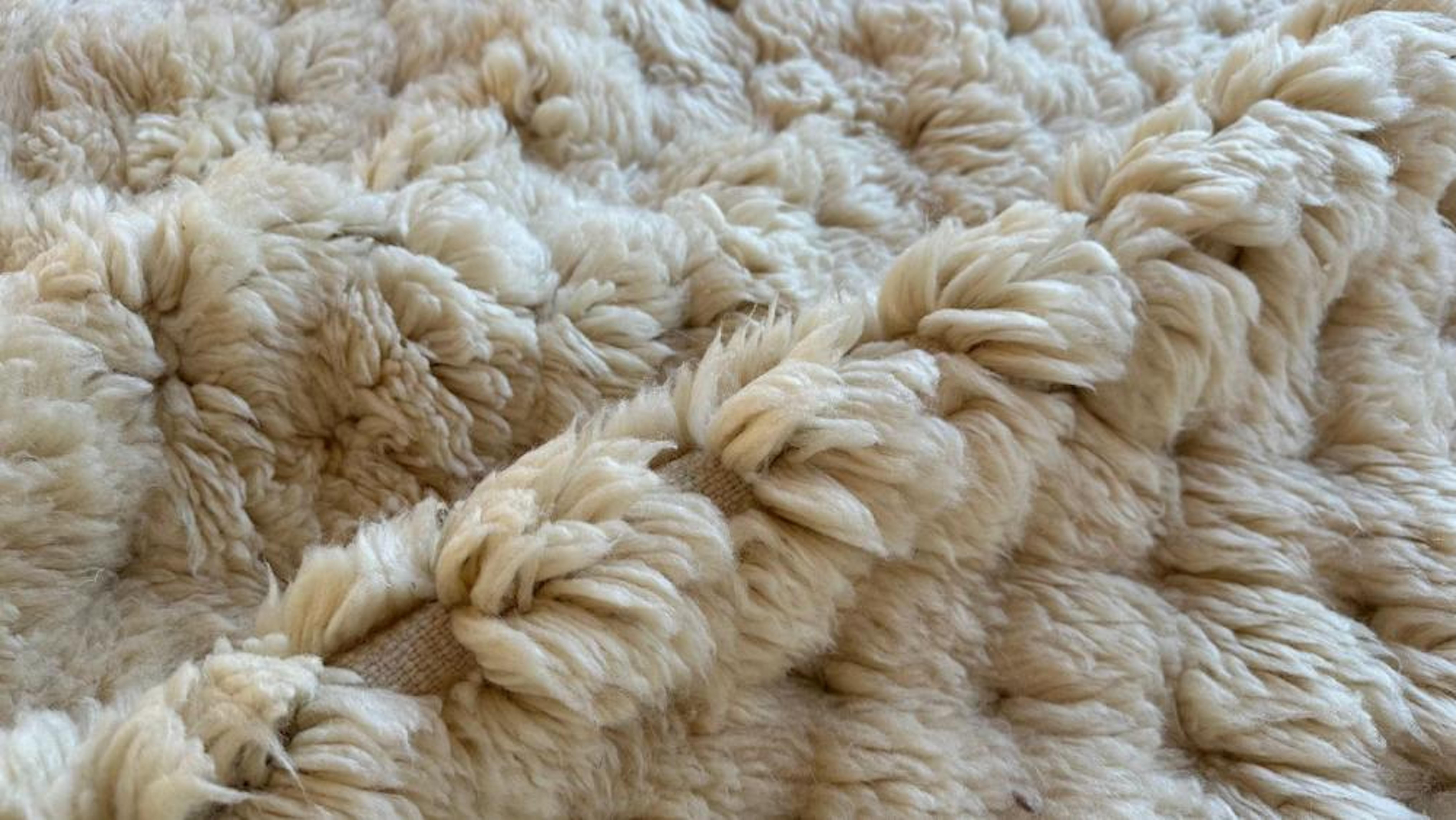 Moderner neutral-marokkanischer Beni M'Rirt-Teppich aus cremefarbener Wolle mit strukturiertem Design im Zustand „Neu“ im Angebot in Los Angeles, CA
