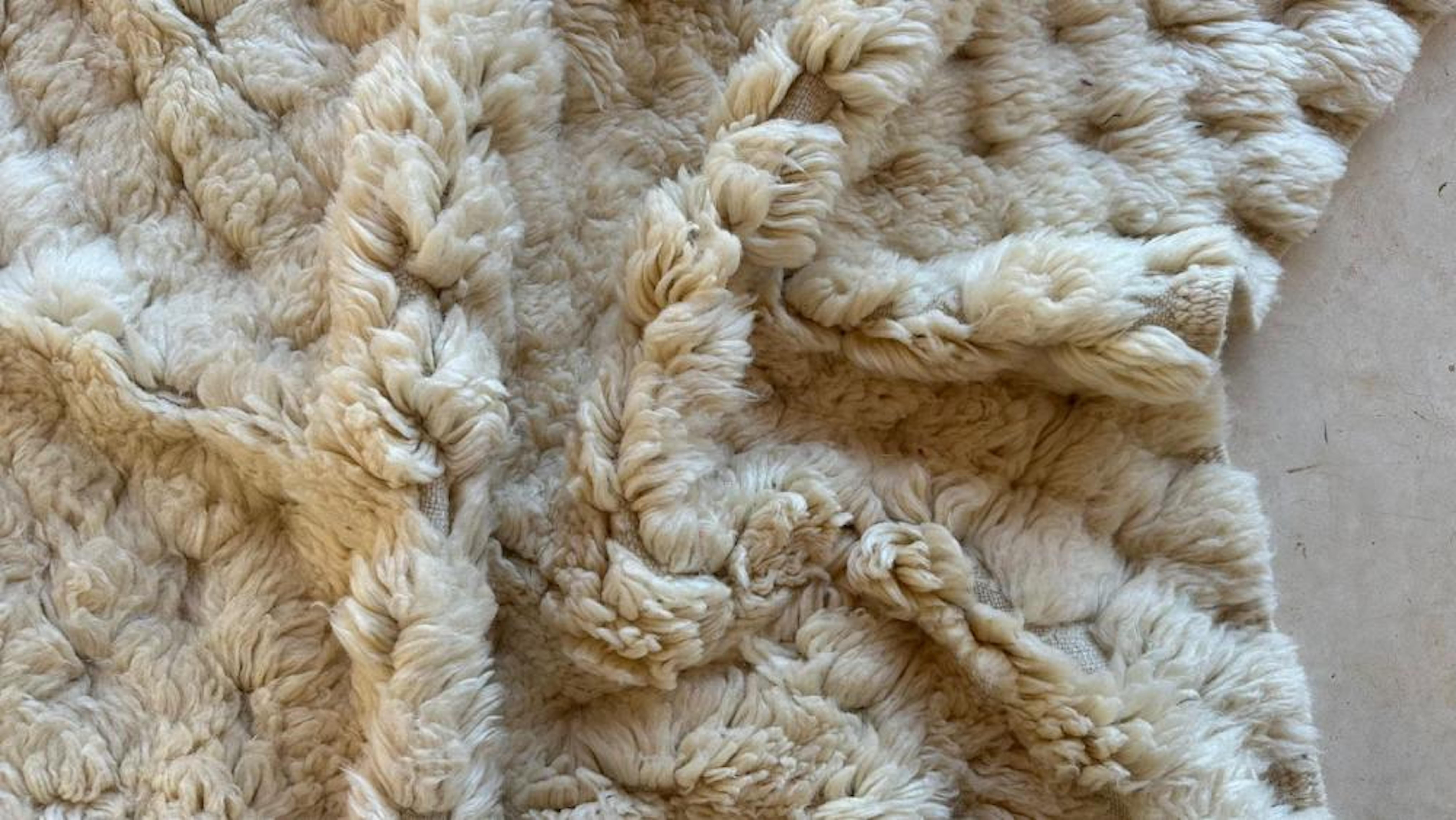 Moderner neutral-marokkanischer Beni M'Rirt-Teppich aus cremefarbener Wolle mit strukturiertem Design im Angebot 2