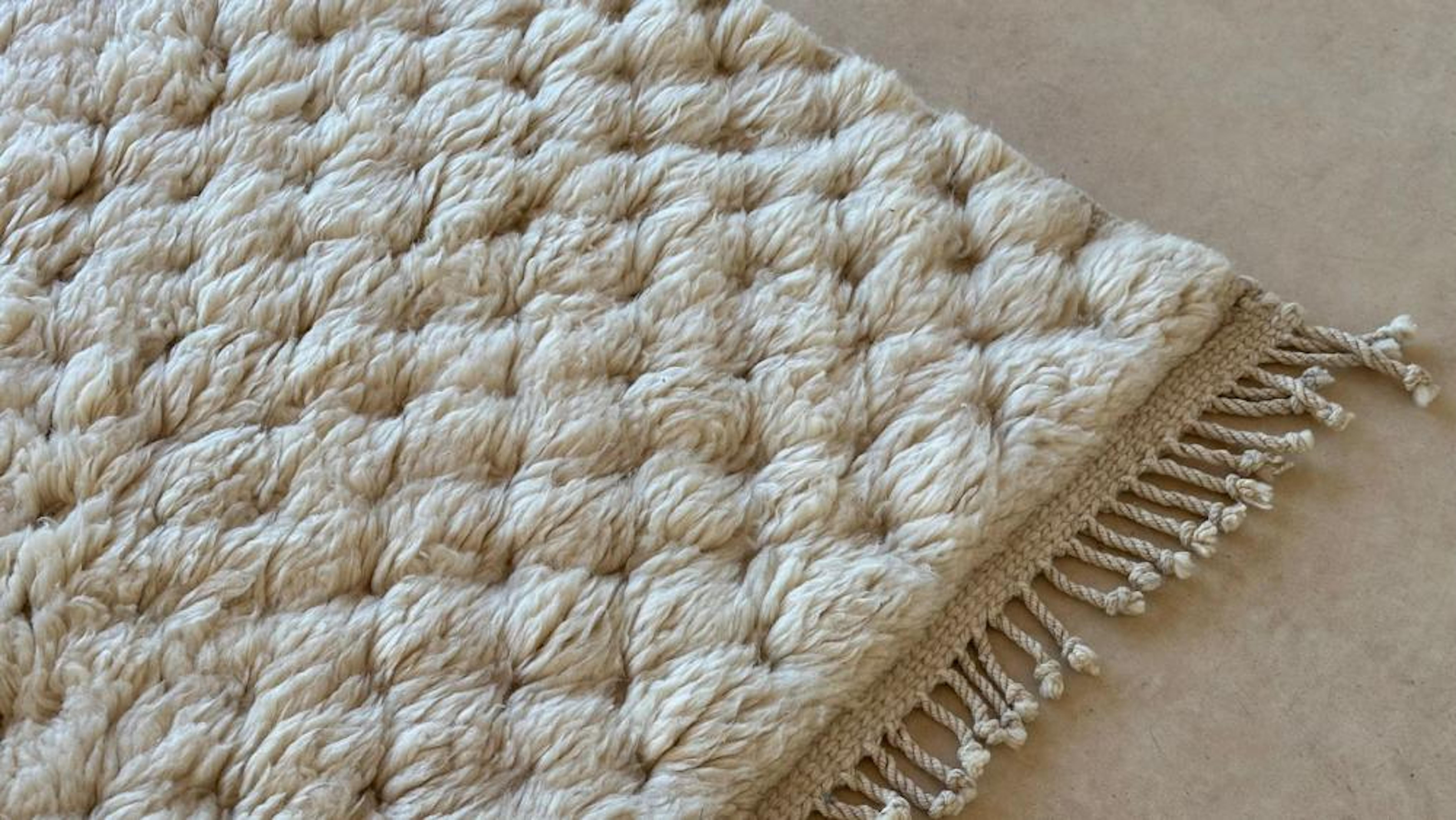 Moderner neutral-marokkanischer Beni M'Rirt-Teppich aus cremefarbener Wolle mit strukturiertem Design im Angebot 3