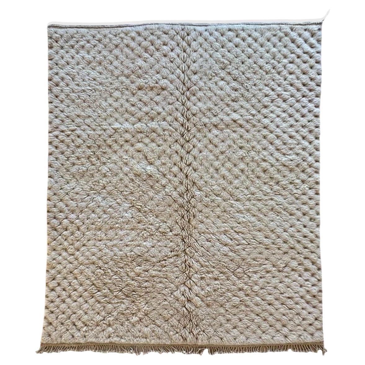 Moderner neutral-marokkanischer Beni M'Rirt-Teppich aus cremefarbener Wolle mit strukturiertem Design