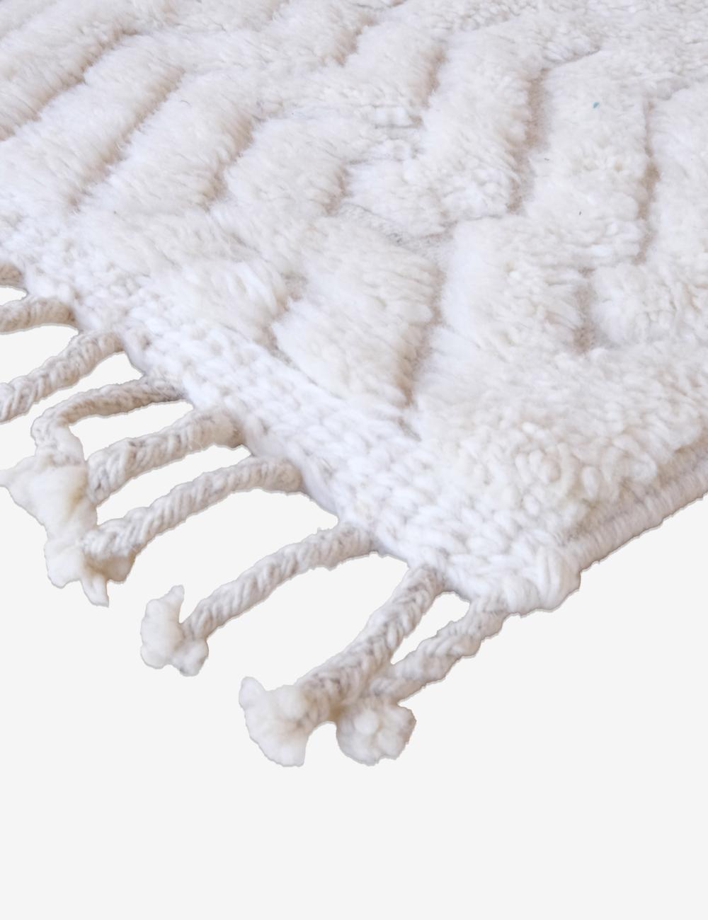 Moderner neutraler marokkanischer Beni Ourain Läufer mit strukturiertem Design aus cremefarbener Wolle im Angebot 2