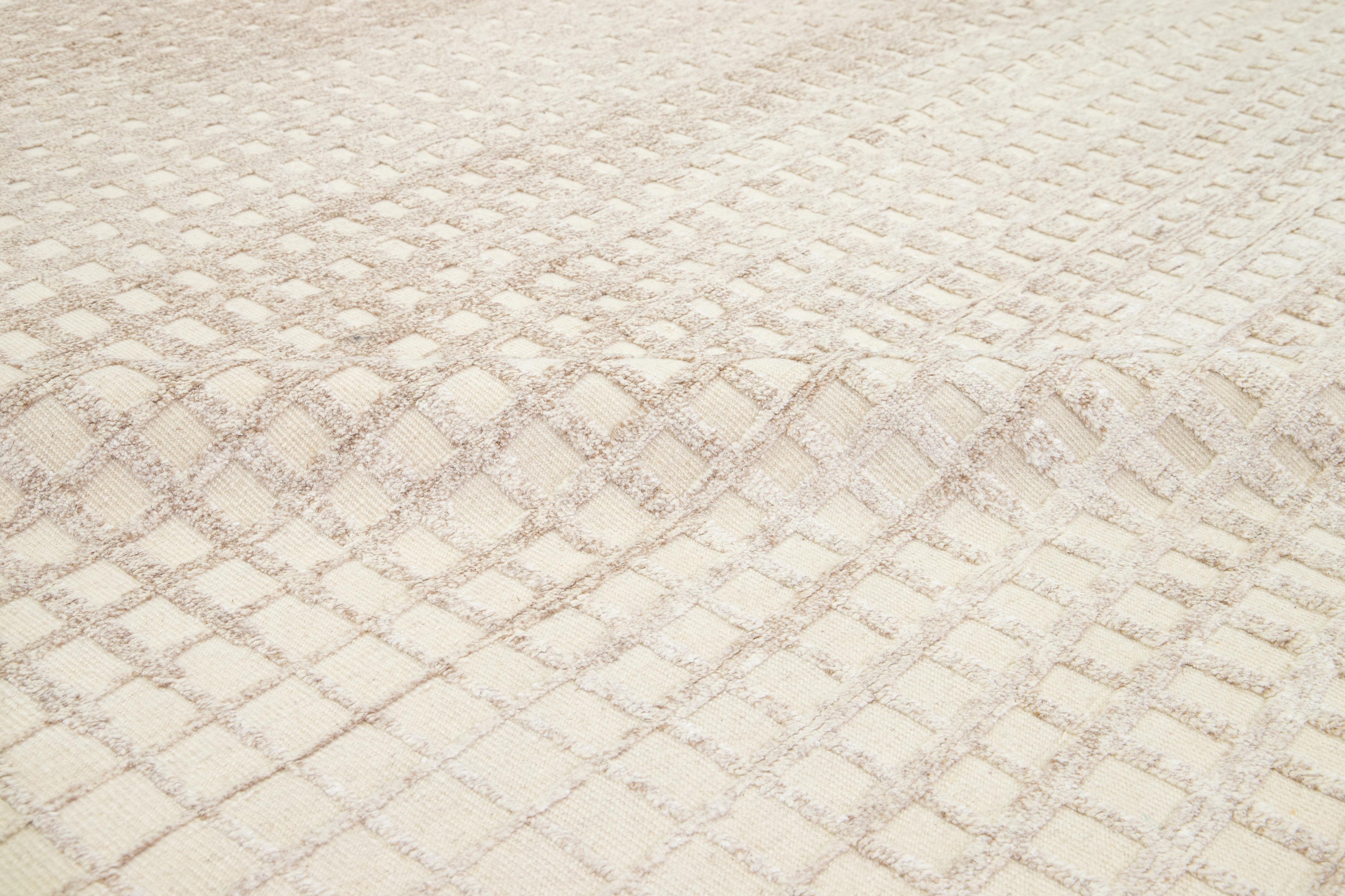Moderner neutraler Wollteppich im marokkanischen Stil mit geometrischem Muster von Apadana im Angebot 3