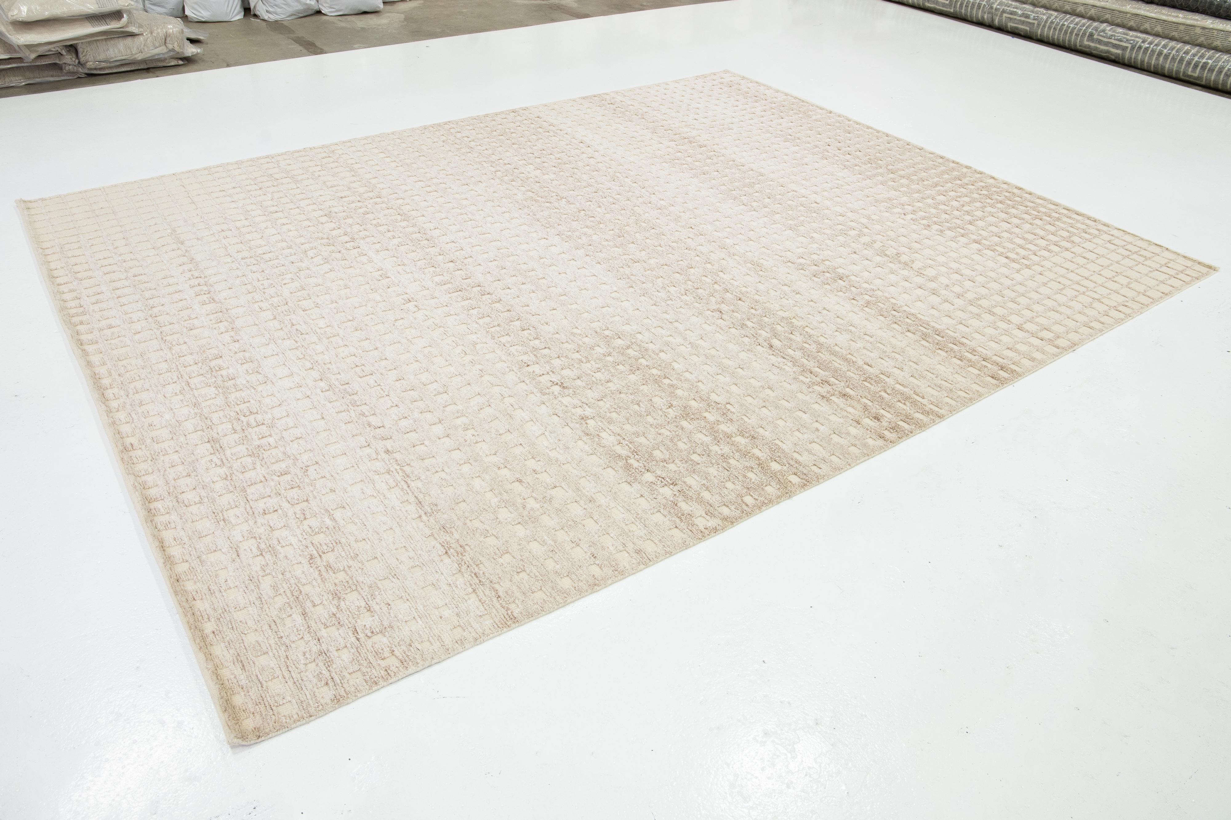 Moderner neutraler Wollteppich im marokkanischen Stil mit geometrischem Muster von Apadana (Indisch) im Angebot