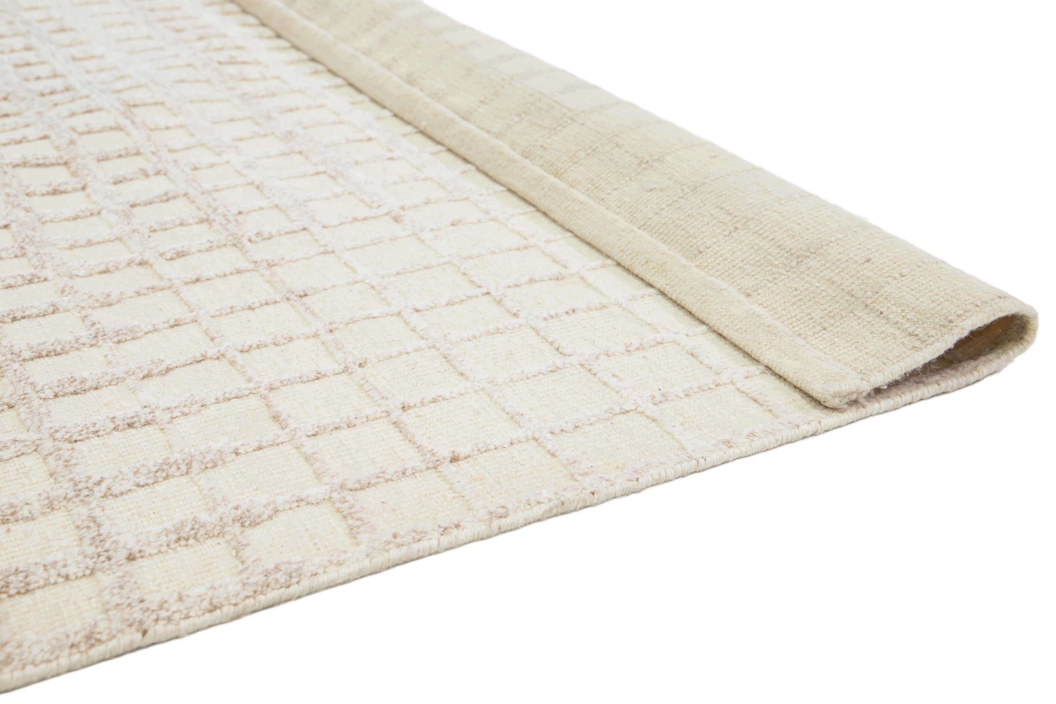 Moderner neutraler Wollteppich im marokkanischen Stil mit geometrischem Muster von Apadana (Handgeknüpft) im Angebot