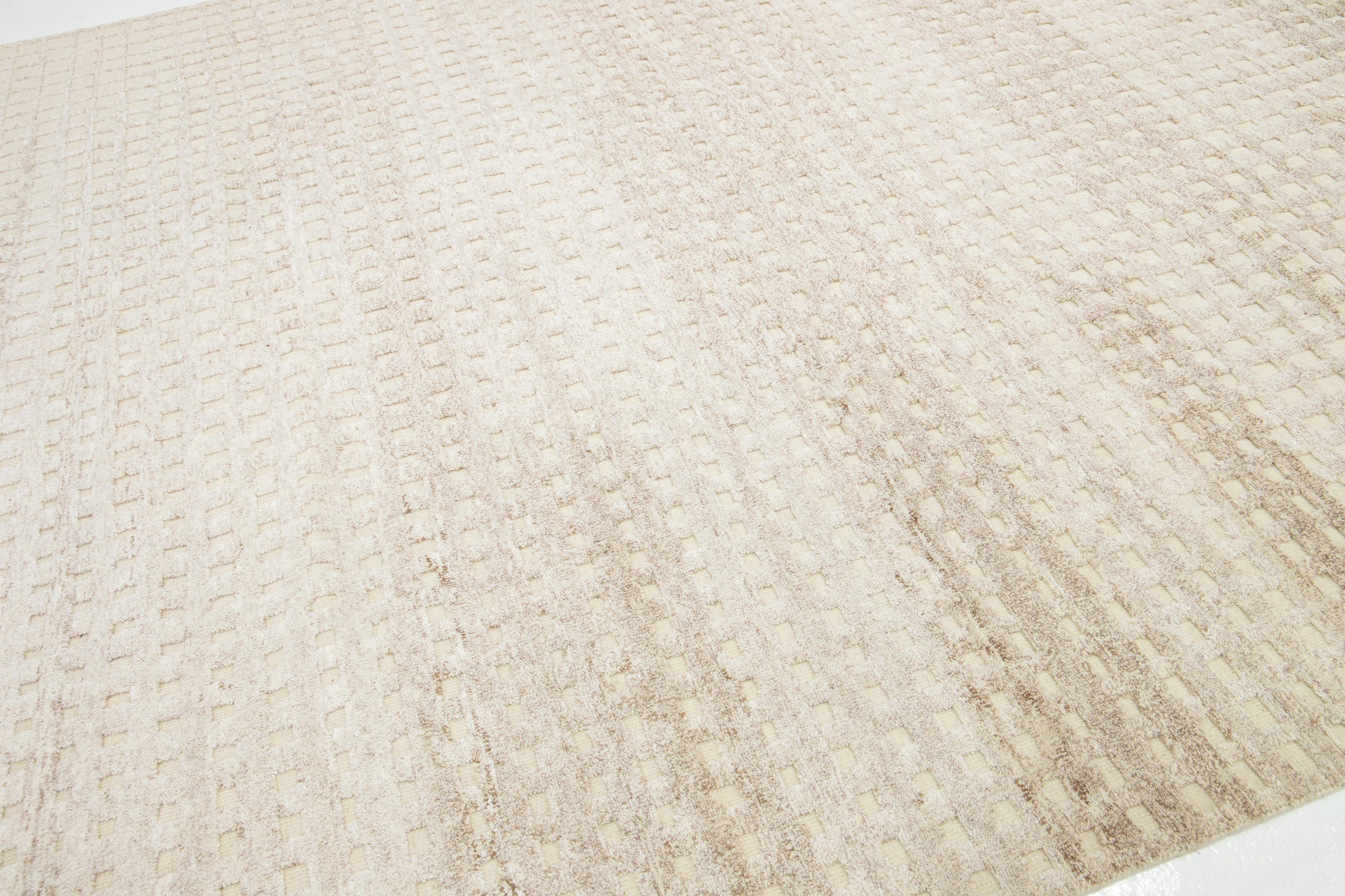 Moderner neutraler Wollteppich im marokkanischen Stil mit geometrischem Muster von Apadana im Zustand „Neu“ im Angebot in Norwalk, CT
