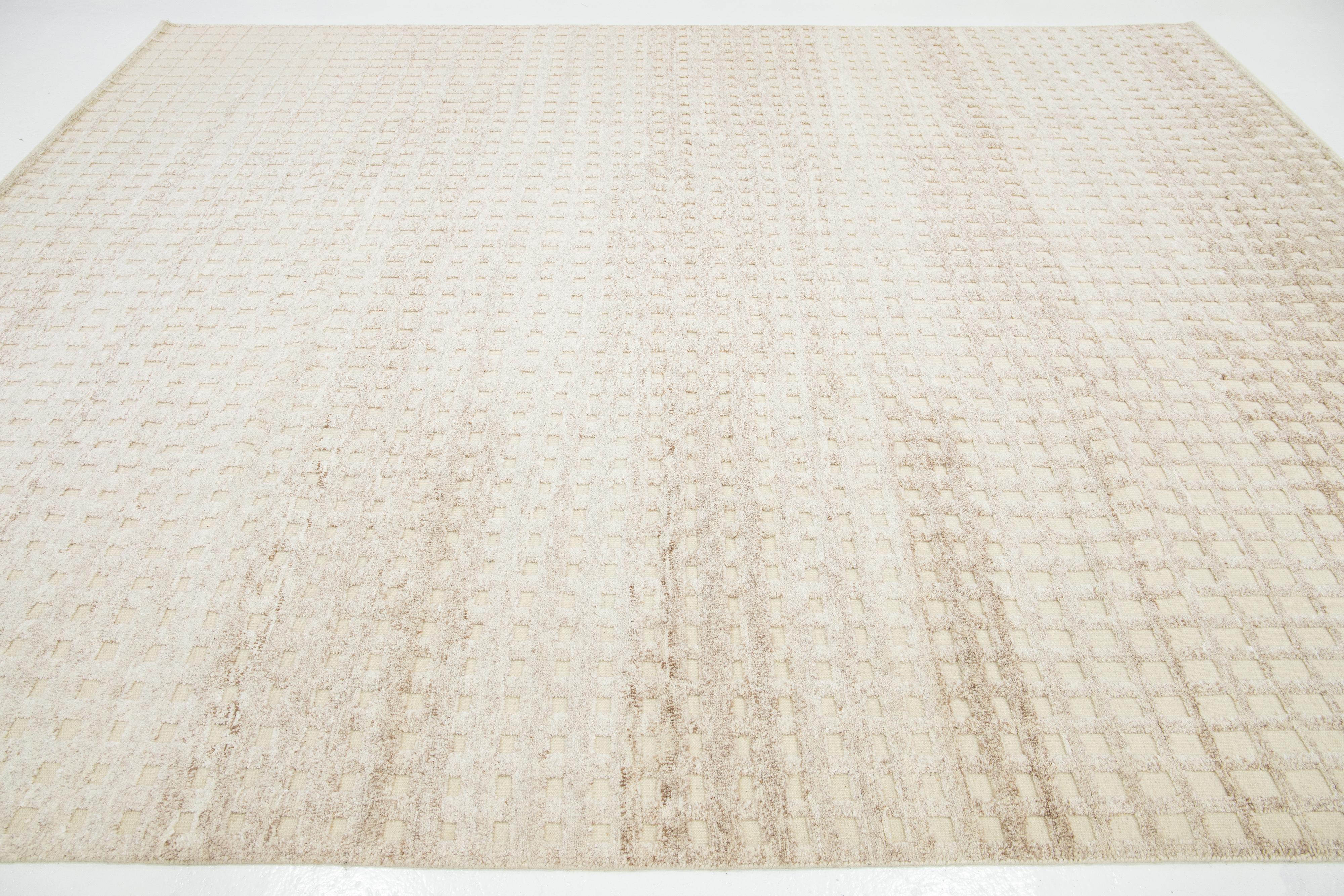 Moderner neutraler Wollteppich im marokkanischen Stil mit geometrischem Muster von Apadana (21. Jahrhundert und zeitgenössisch) im Angebot