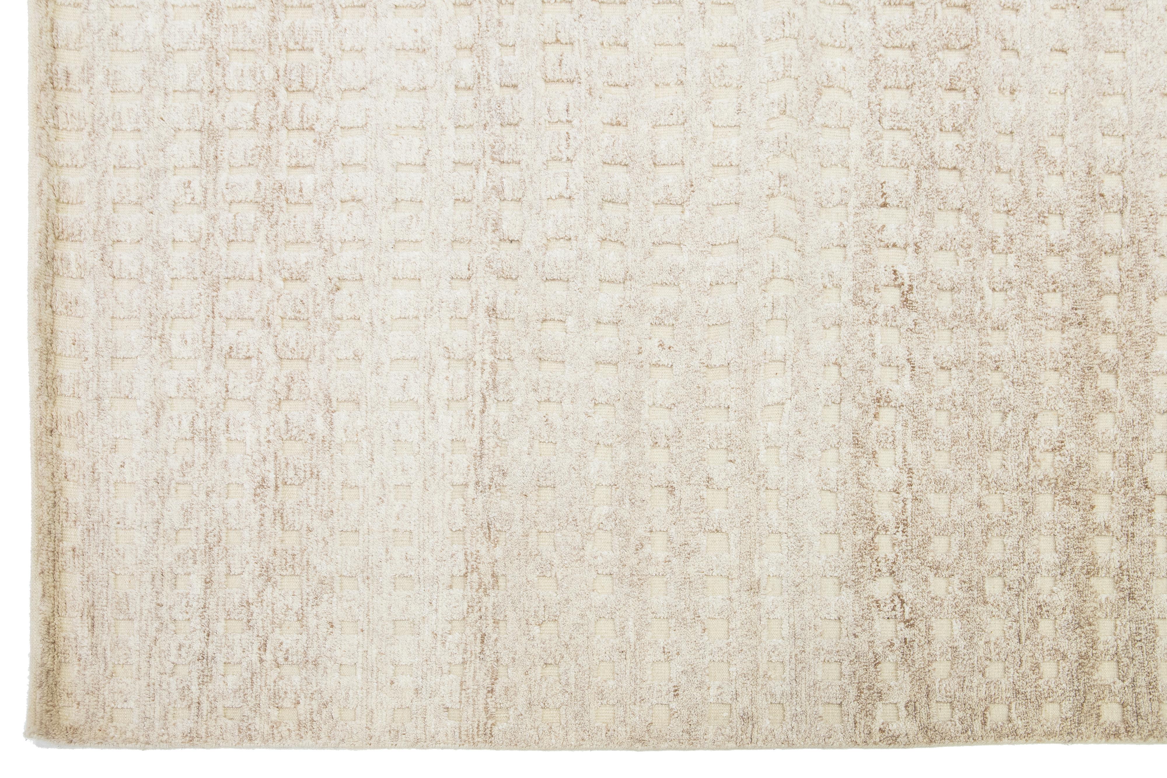Moderner neutraler Wollteppich im marokkanischen Stil mit geometrischem Muster von Apadana (Wolle) im Angebot