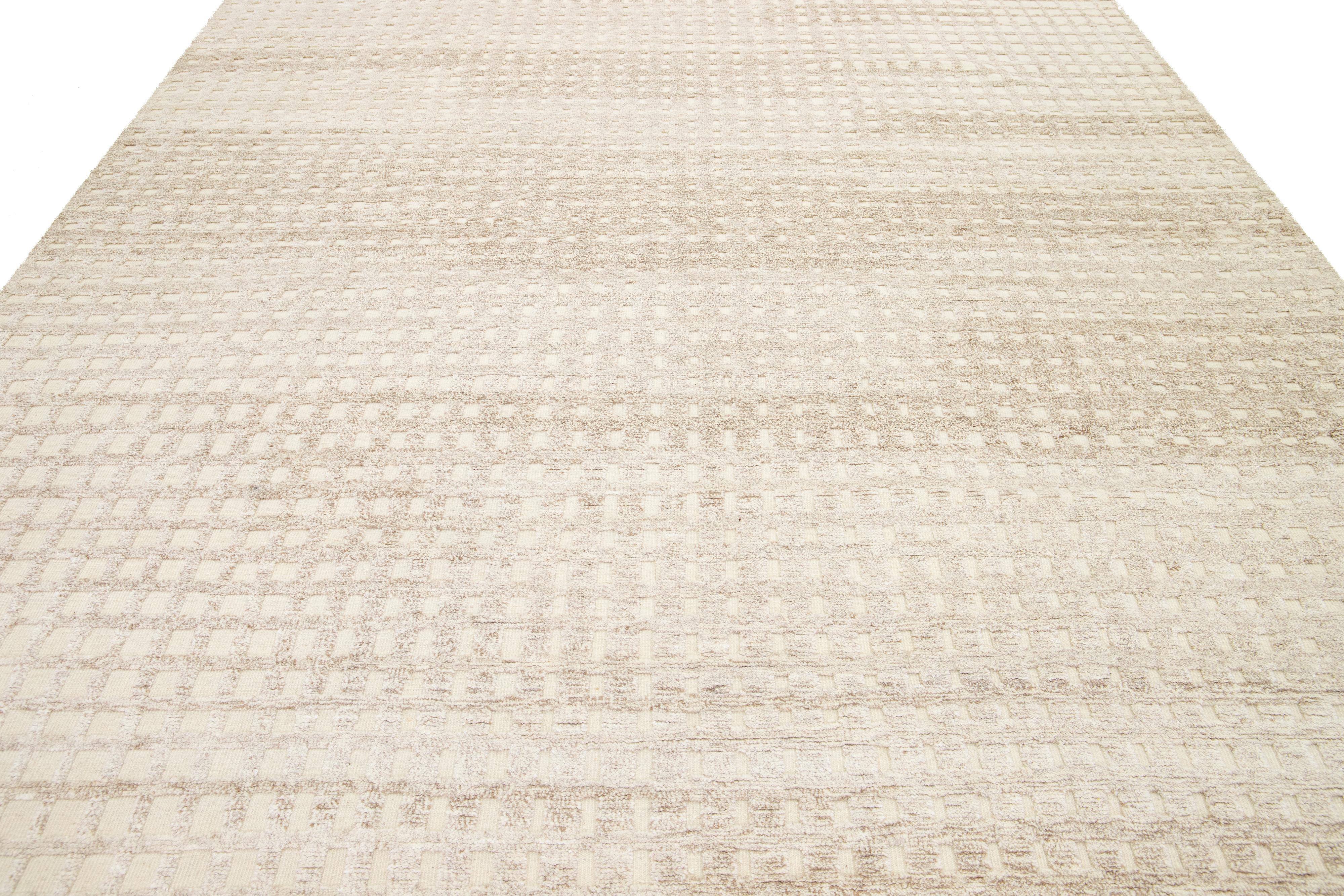 Moderner neutraler Wollteppich im marokkanischen Stil mit geometrischem Muster von Apadana im Angebot 1