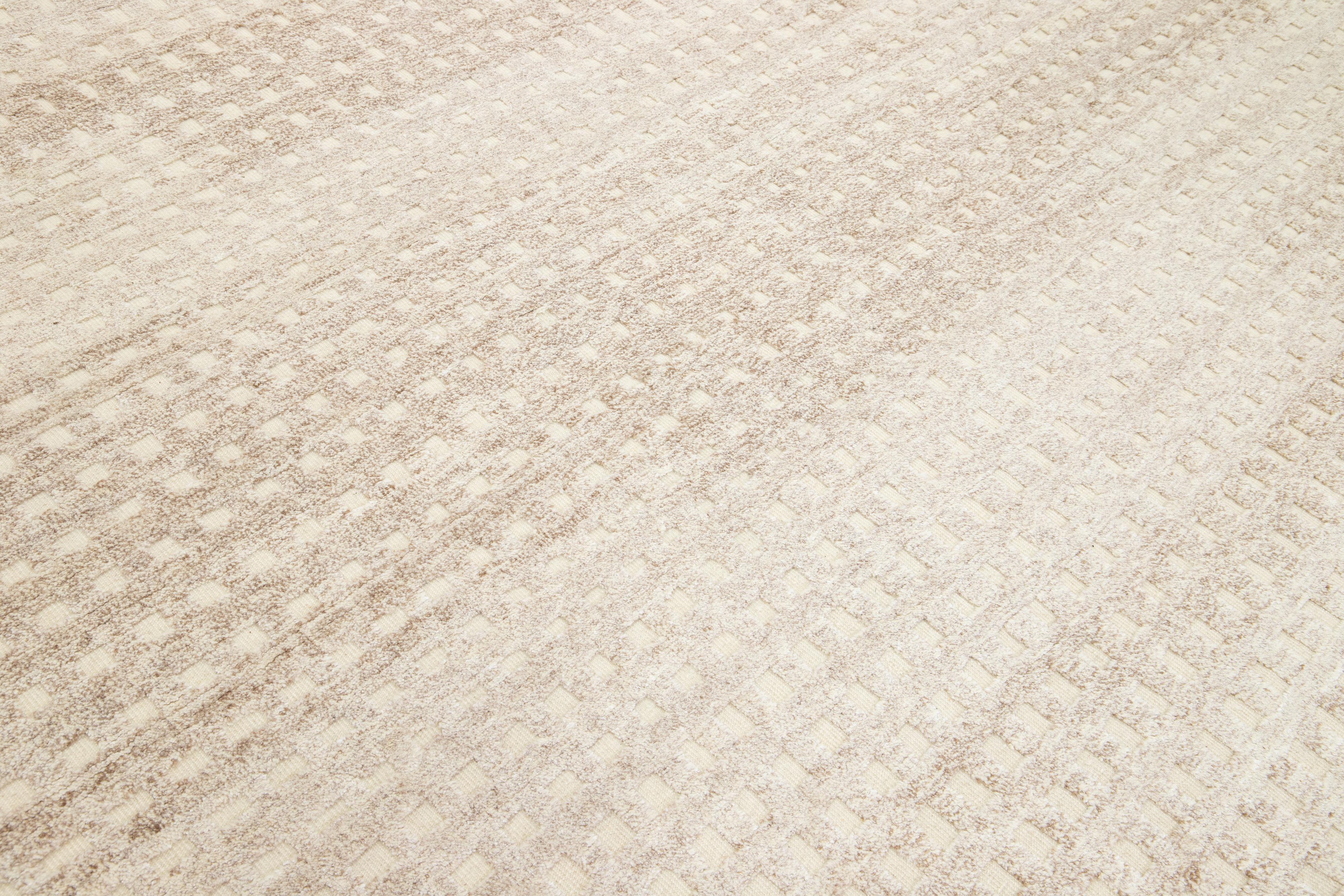 Moderner neutraler Wollteppich im marokkanischen Stil mit geometrischem Muster von Apadana im Angebot 2