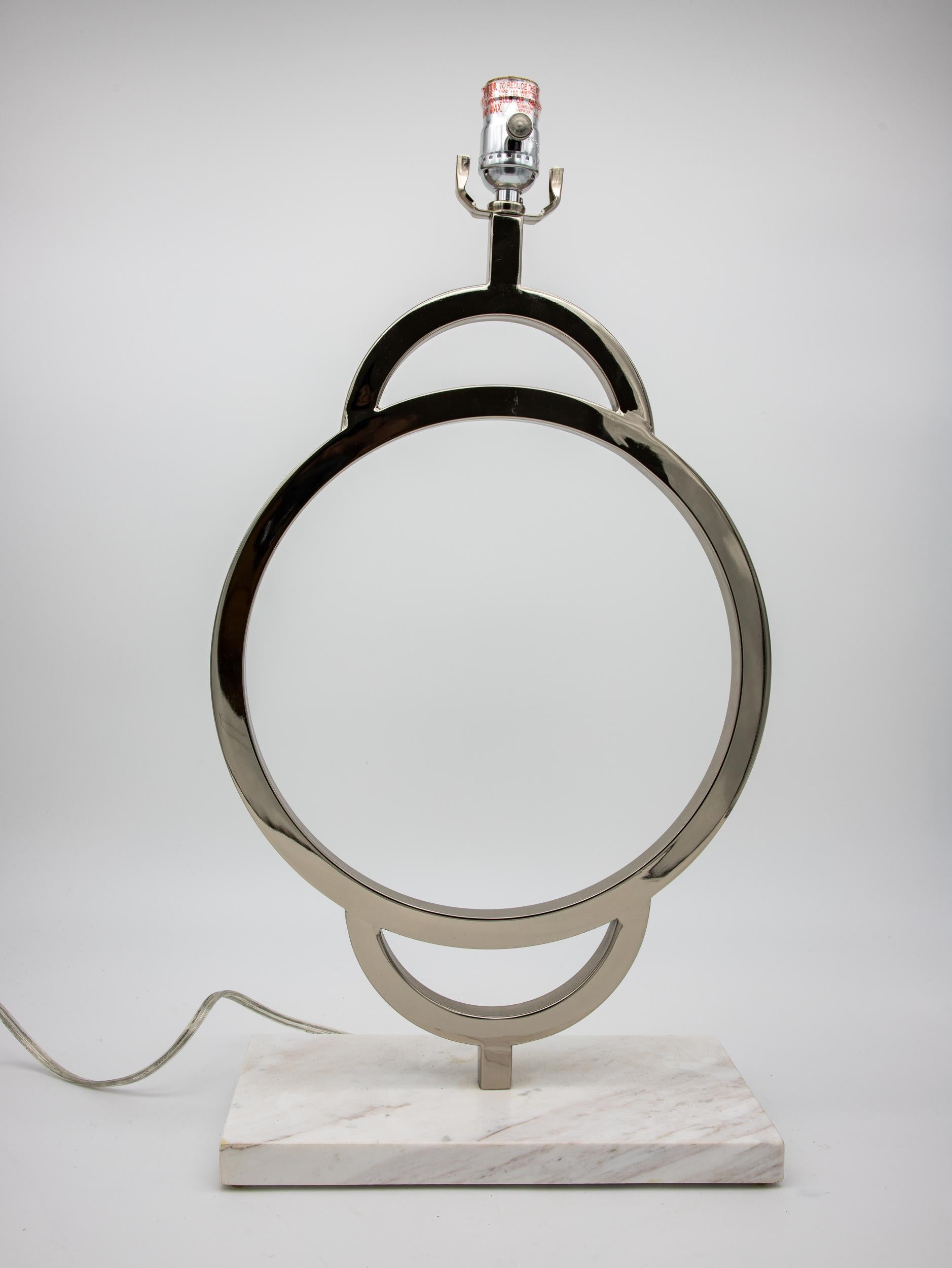 Une paire de lampes Arc en nickel de Jamie Young. Lampe en nickel sur base de marbre. Les abat-jour et les harpes ne sont pas inclus.