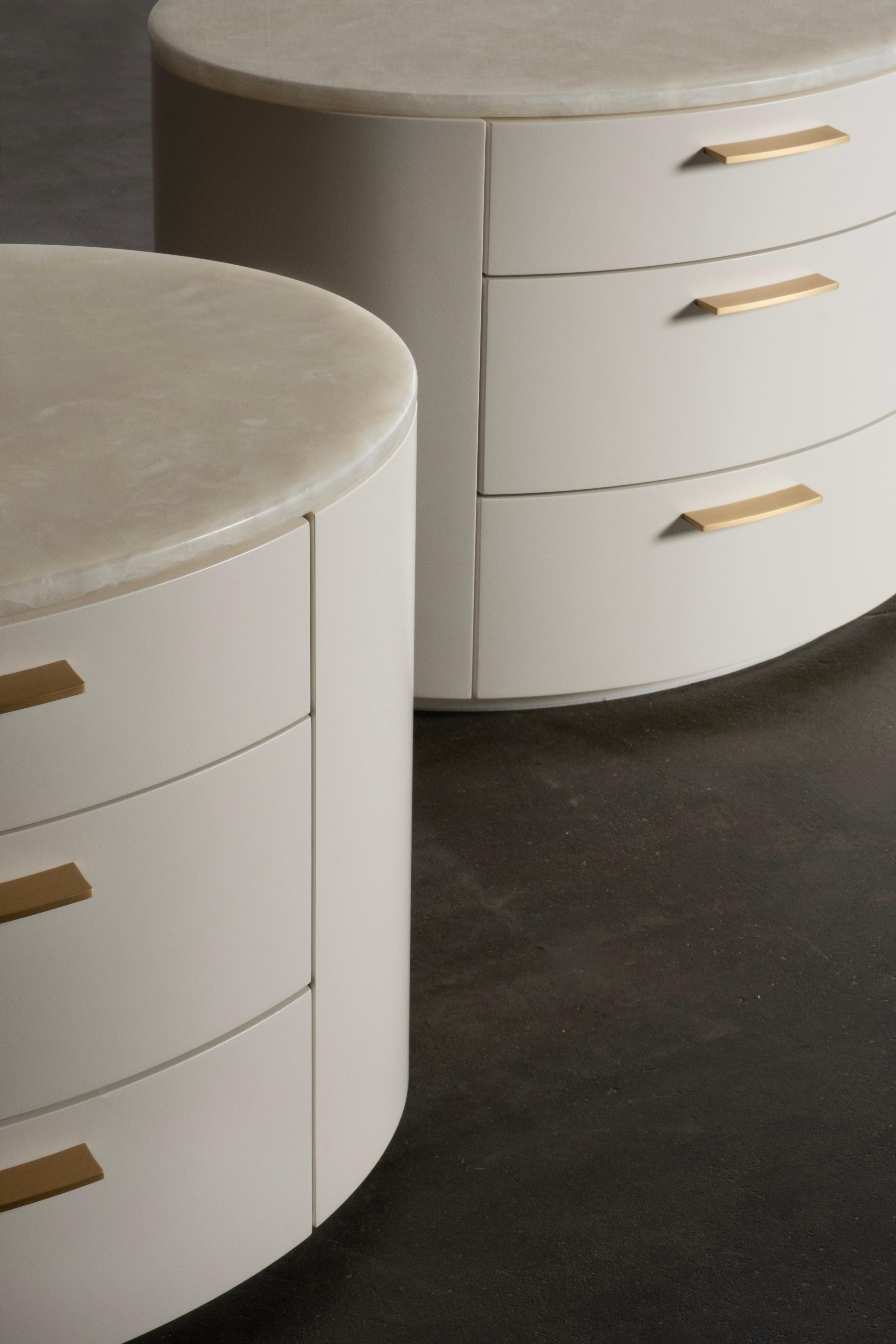 Comodini Nilo, collezione contemporanea, realizzati a mano in Portogallo - Europa da Greenapple.

Il comodino Nilo porta la natura nei tuoi interni grazie alle sue curve organiche e ampie. Ispirato alle linee naturali che scorrono nei fiumi, Nilo è
