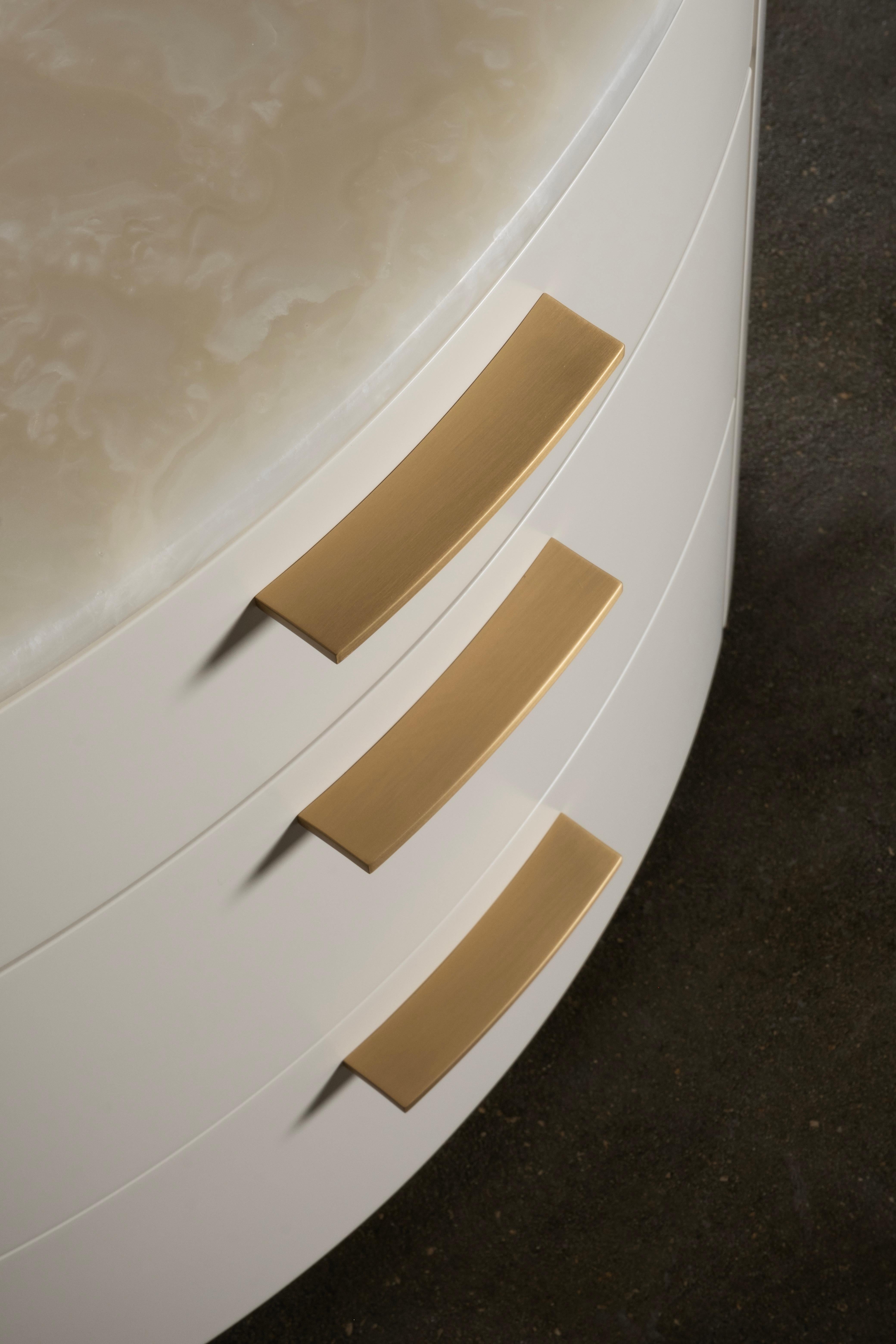 Lacca Comodino moderno Nilo in pietra d'onice fatto a mano in Portogallo Greenapple in vendita