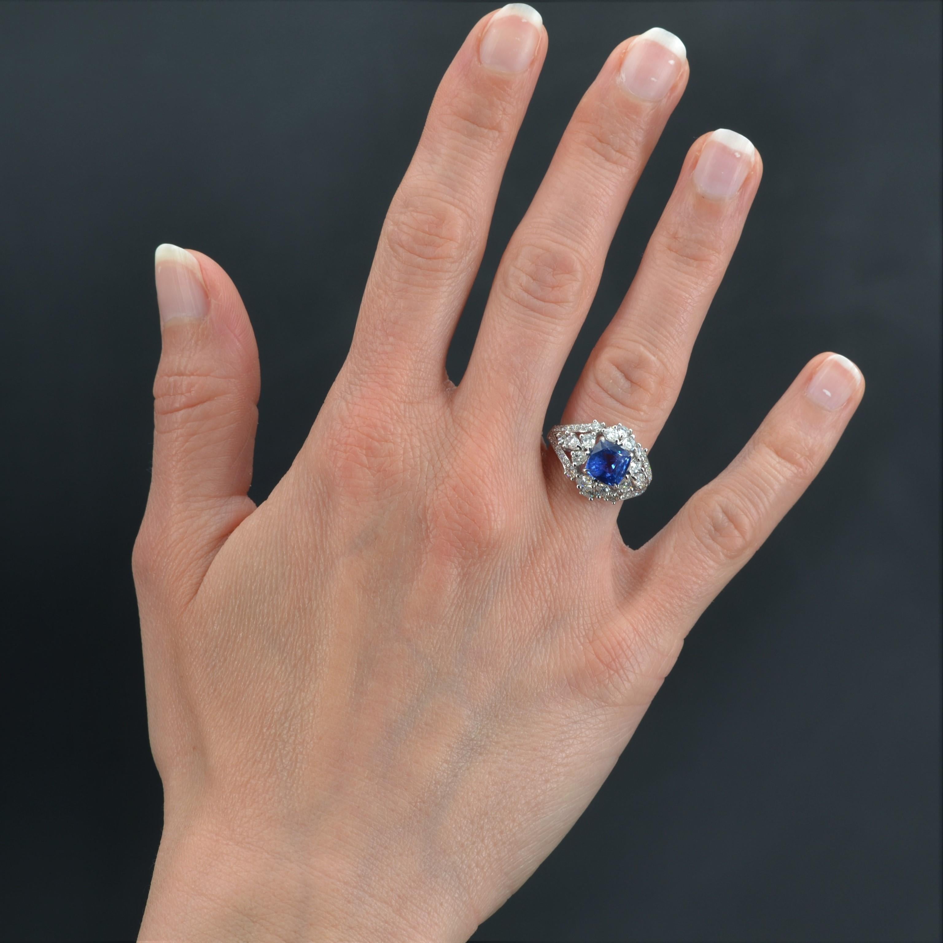 Ring in 18 karat white gold, eagle head hallmark.
Delightful dome ring, it is adorned in the center of a square cushion- cut sapphire. The half of the setting is openwork and decorated with modern brilliant-cut diamonds, pear-cut diamonds of