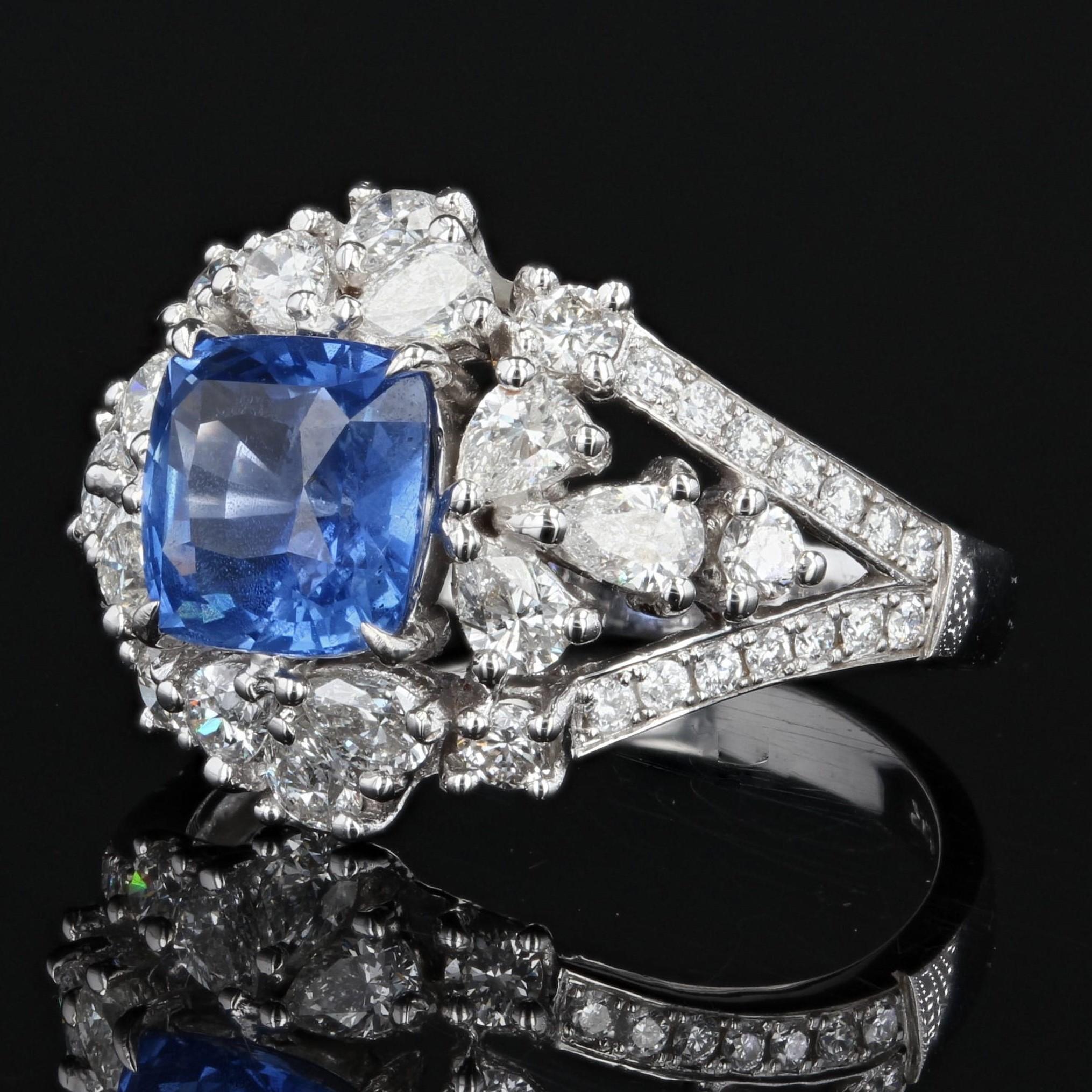 Modern No Heat Cornflower Sapphire Diamonds 18 Karat White Gold Dome Ring In New Condition For Sale In Poitiers, FR