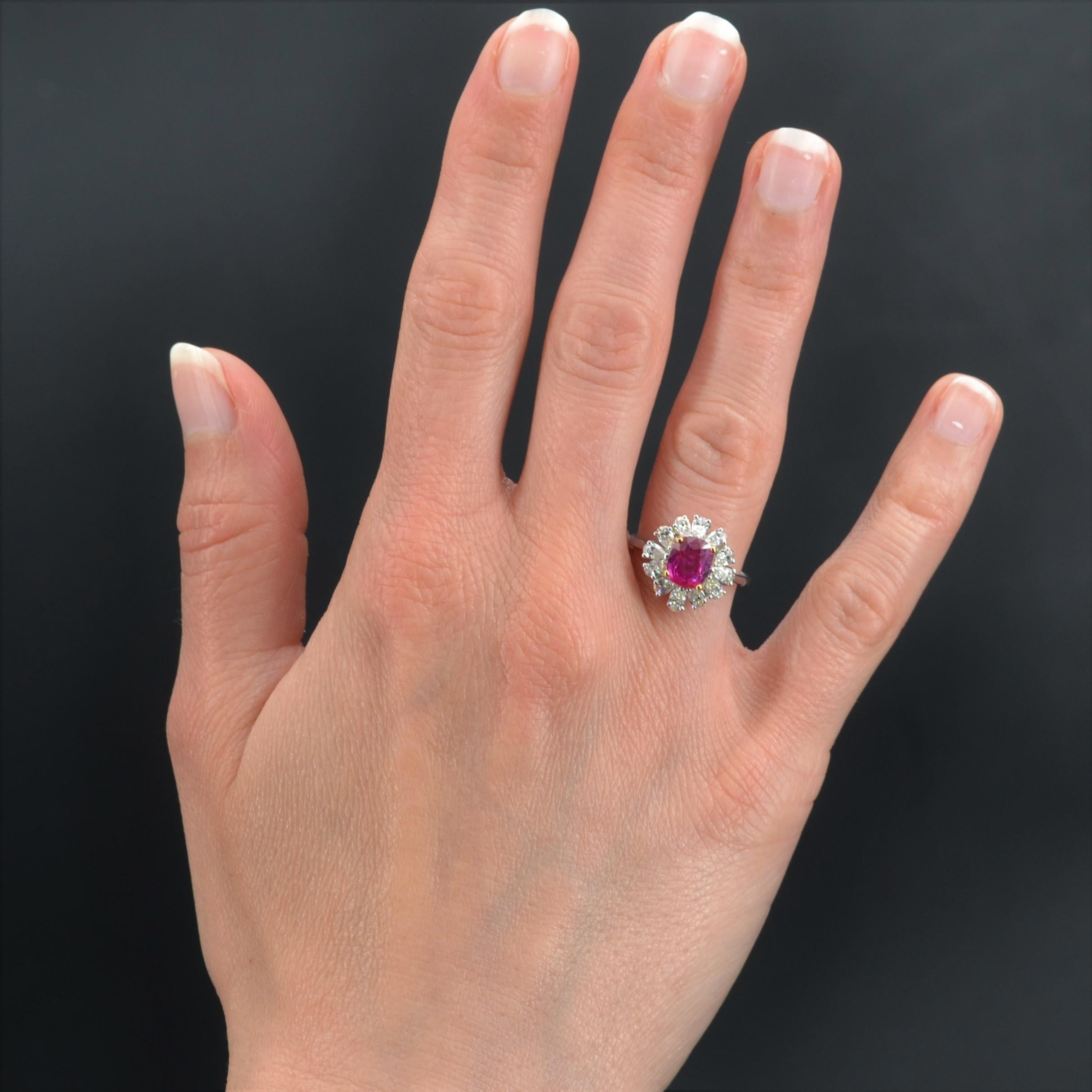 Ring in 18 karat white gold, eagle head hallmark.
Feminine flower ring, it is set with claws of yellow gold on its top of a cushion-cut rose sapphire, in a surround of pear-cut diamonds, also set with claws. The basket is made of gold wire.
Weight