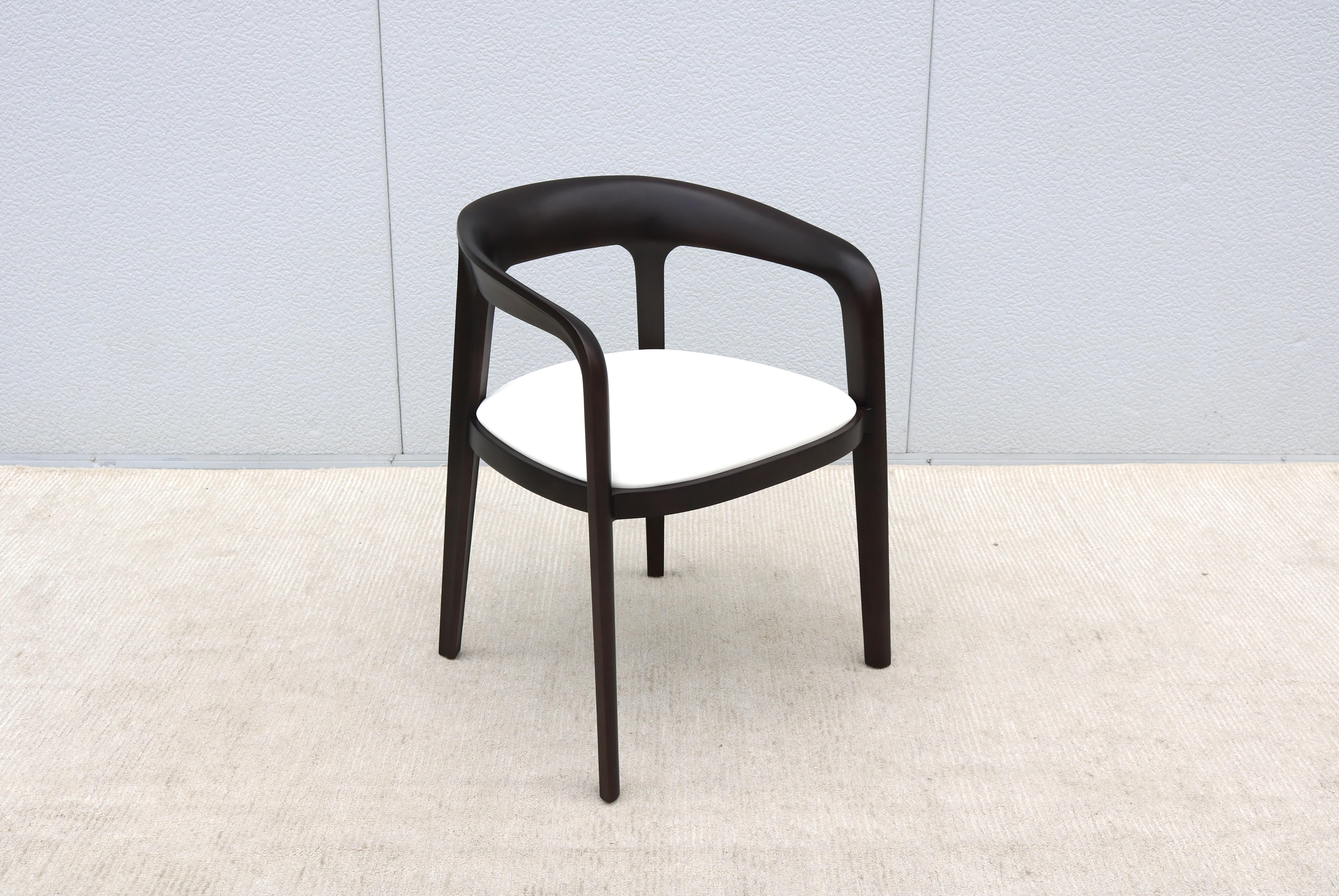 Fabuleuse chaise d'invité ou de bureau Corvo par Bernhardt Design.
Corvo est façonné et poncé à la main dans de l'érable américain massif et scellé avec une finition à l'huile naturelle.
Dotée d'un dossier gracieux qui s'avance jusqu'aux accoudoirs,