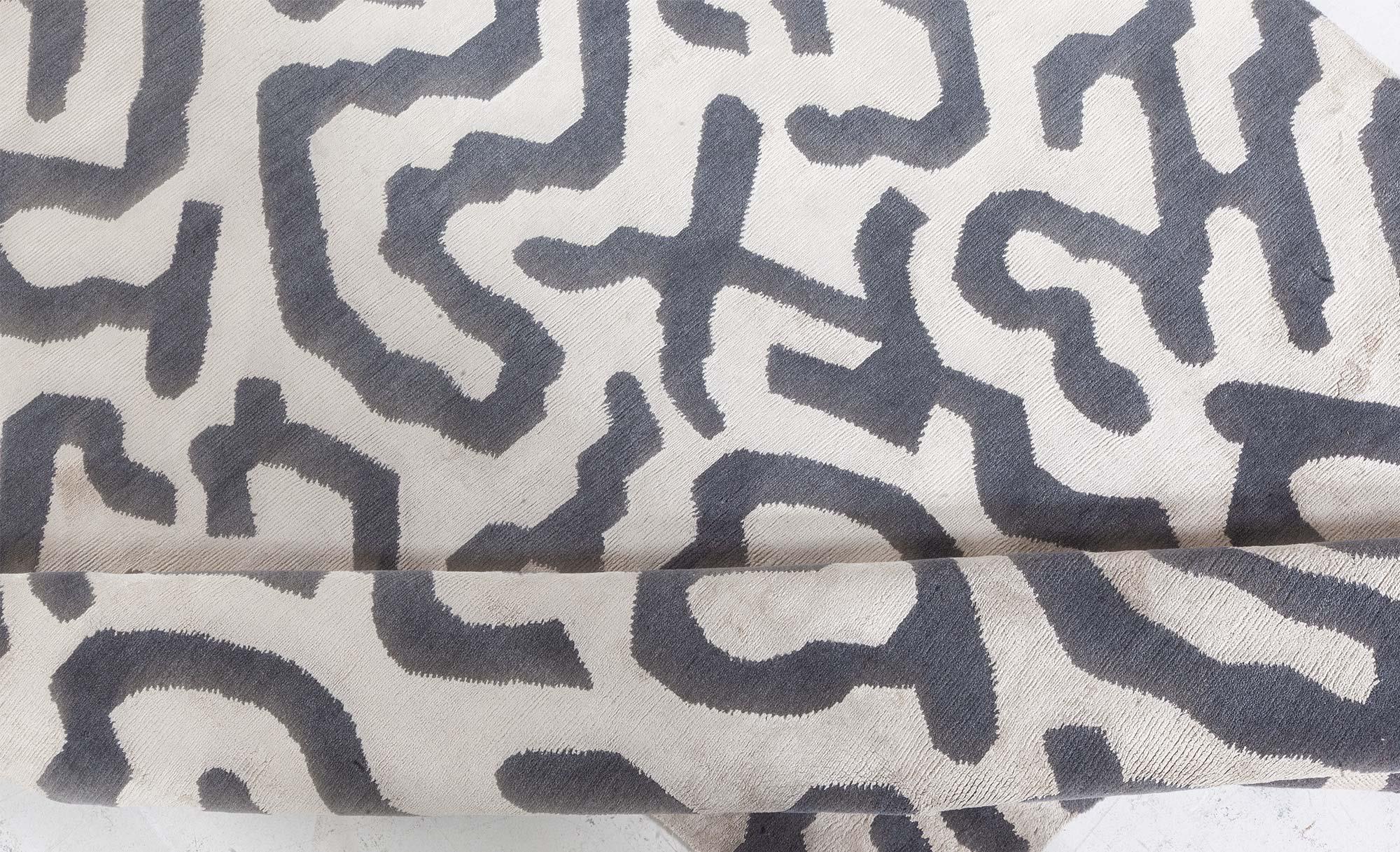 Moderner nordafrikanischer Läufer von Doris Leslie Blau (Seide) im Angebot