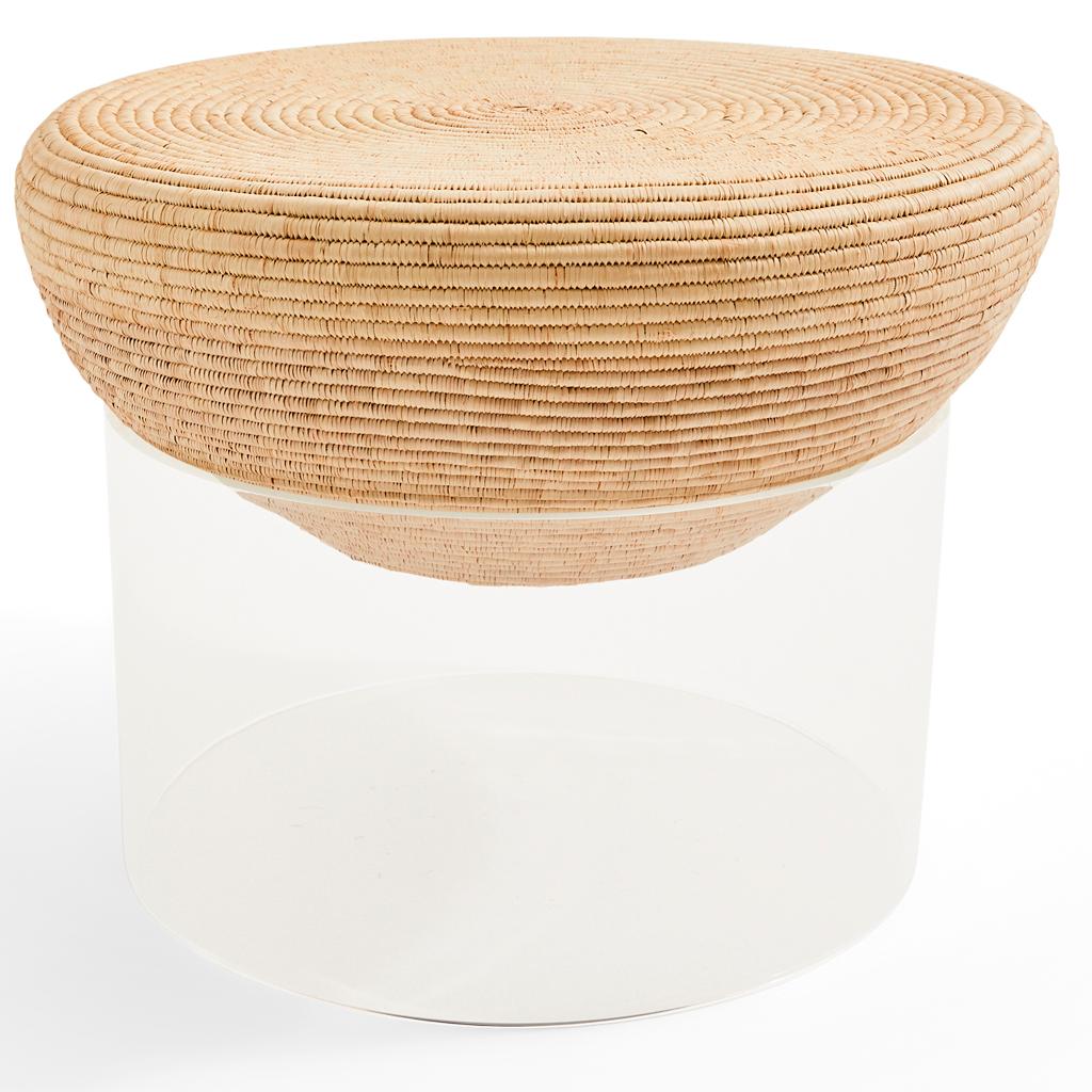 Table d'appoint moderne de style africain Ntombi en acrylique Lucite et gazon Zulu tissé à la main en vente 2